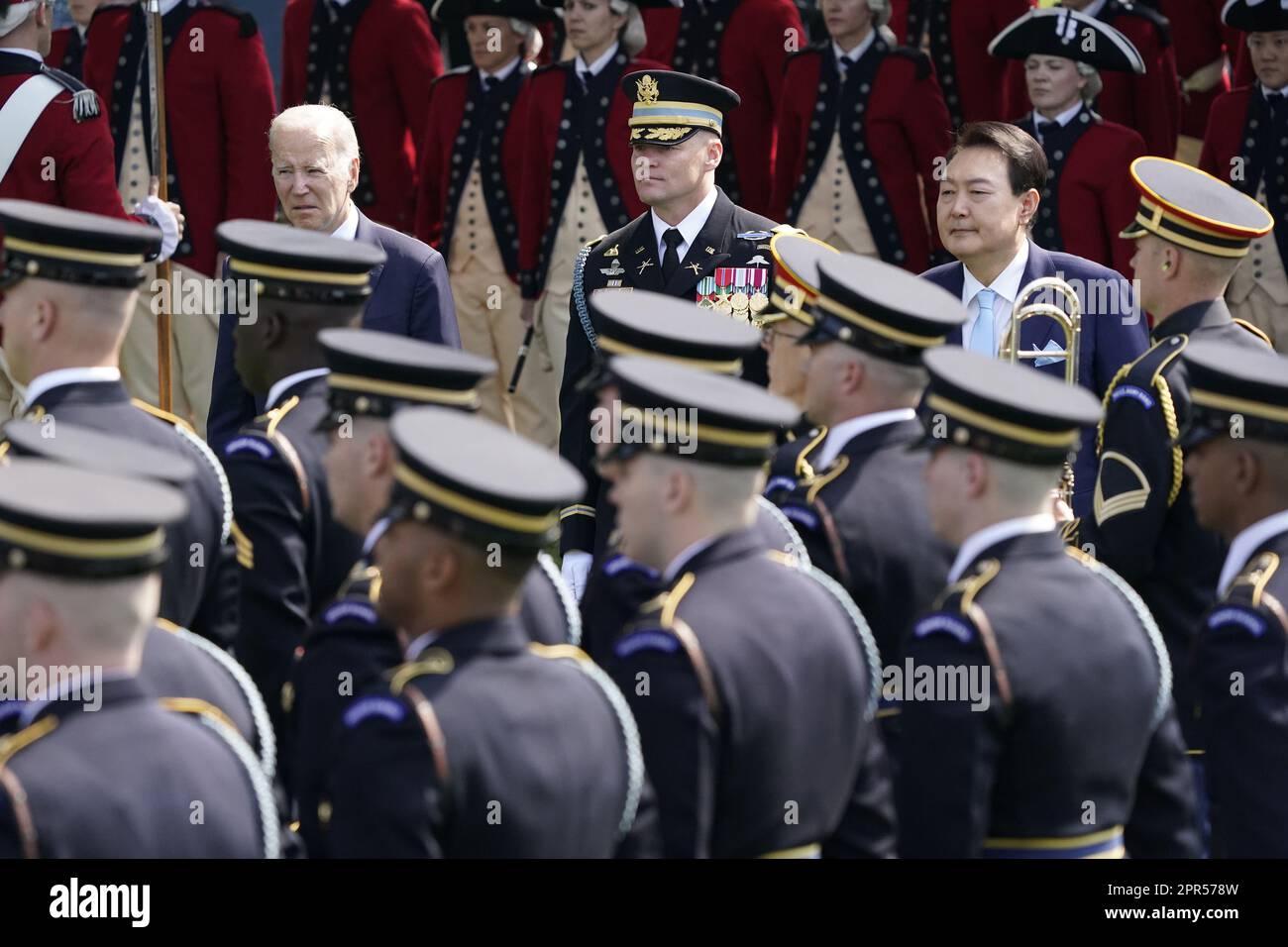 Washington, Usa. 26. April 2023. Der südkoreanische Präsident Yoon Suk Yeol und Präsident Joe Biden überprüfen die Truppen auf dem südlichen Rasen des Weißen Hauses während eines offiziellen Staatsbesuchs in Washington am Mittwoch, den 26. April 2023. Yoon ist am zweiten Tag eines dreitägigen Besuchs in DC. Foto: Ken Cedeno/UPI Credit: UPI/Alamy Live News Stockfoto
