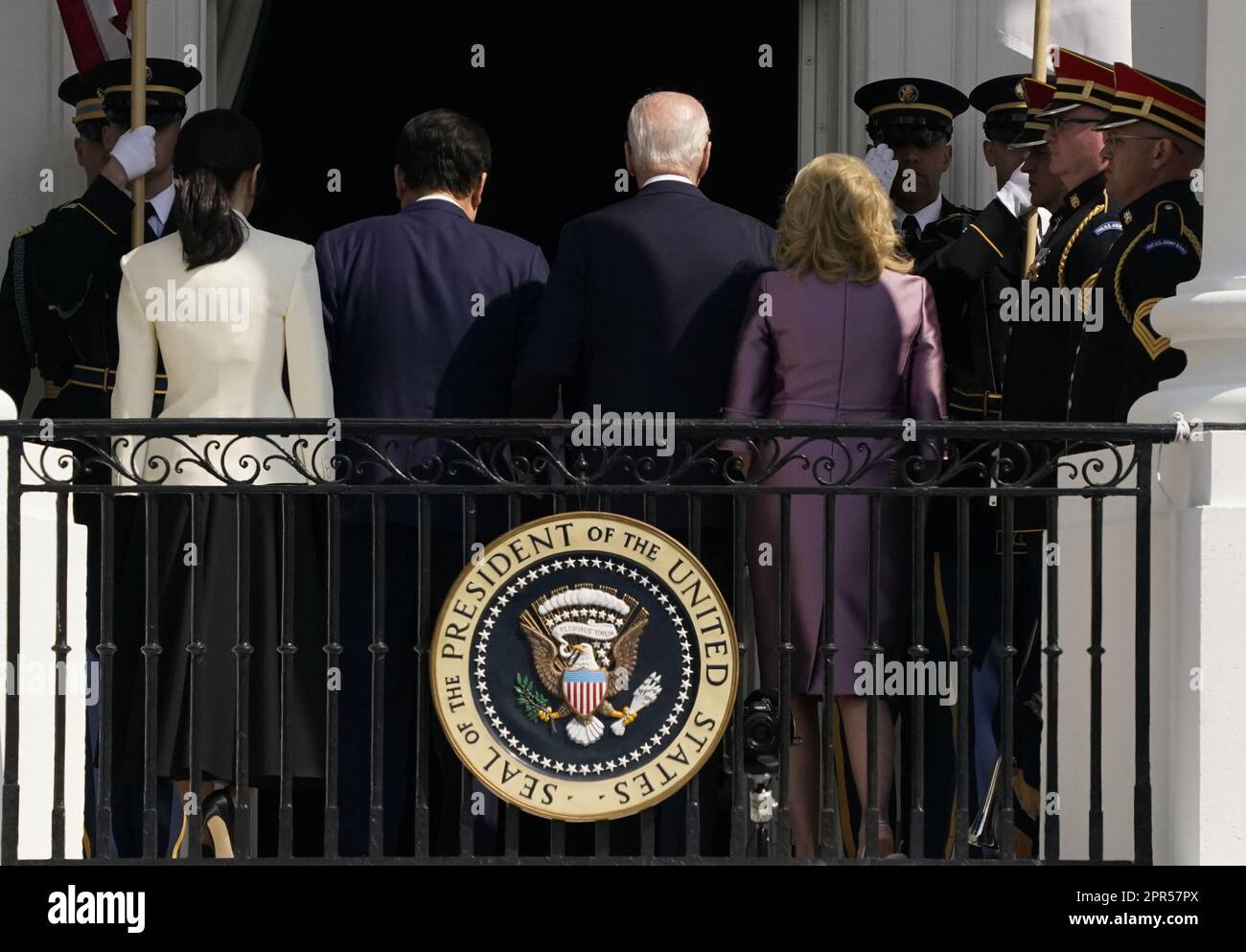 Washington, Usa. 26. April 2023. Der südkoreanische Präsident Yoon Suk Yeol (2. l), First Lady Kim Keon Hee (L), Präsident Joe Biden und First Lady Jill Biden verlassen das Hotel nach einer Ankunftszeremonie im Weißen Haus während eines offiziellen Staatsbesuchs in Washington, DC am Mittwoch, den 26. April 2023. Yoon ist am zweiten Tag eines dreitägigen Besuchs in DC. Foto: Ken Cedeno/UPI Credit: UPI/Alamy Live News Stockfoto