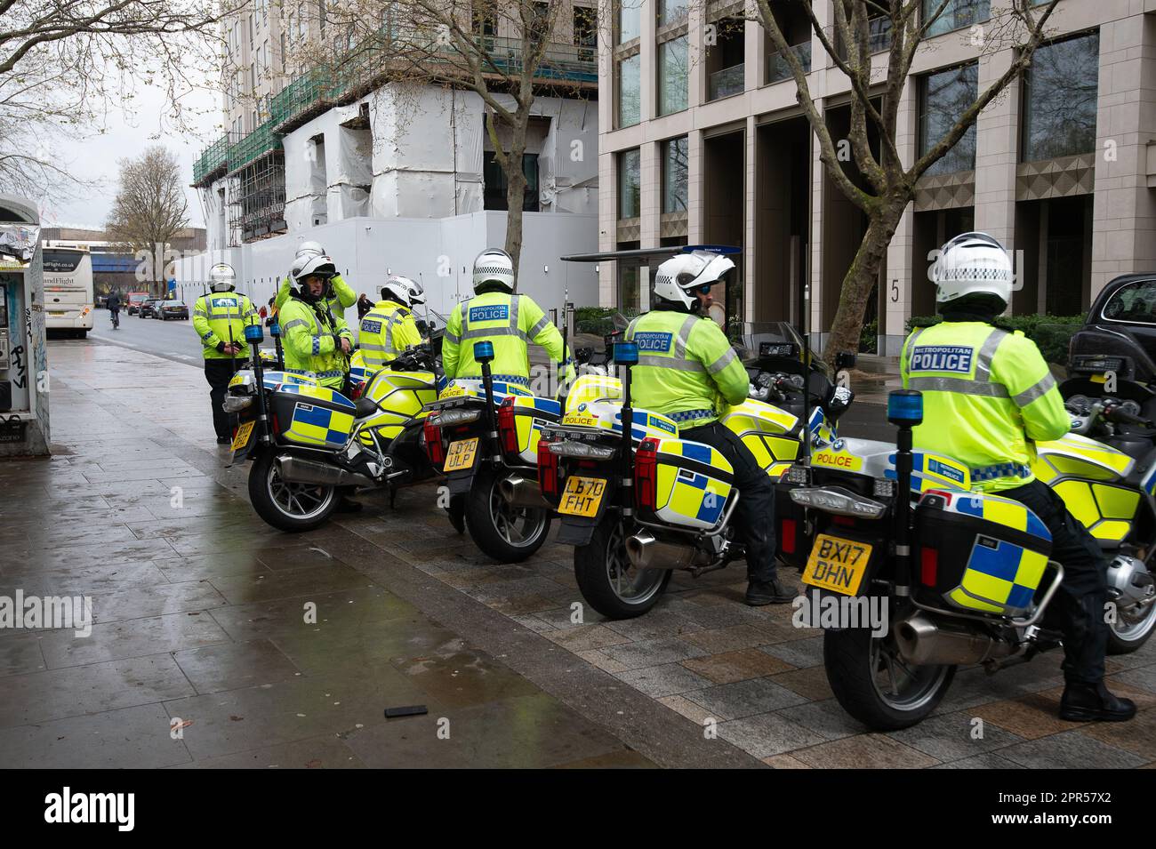 London, Großbritannien. 21. April 2023. Polizei-Außenseiter bereit, den Marsch des Großen Eins am Shell-Hauptquartier in Waterloo vorbei zu eskortieren. Es gab eine große Polizeipräsenz bei der Ausrottung Rebellion, vereint, um zu überleben, die Großen Eins Proteste. Während der 4 Tage der Märsche und Proteste gab es Berichten zufolge keine Verhaftungen von Demonstranten. Kredit: Maureen McLean/Alamy Stockfoto