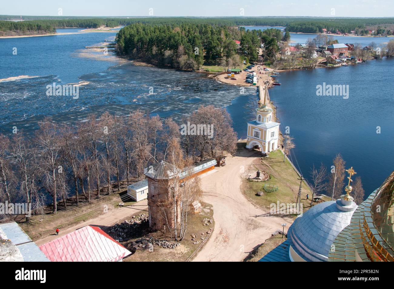 OSTASCHKOW, RUSSLAND - MAI 2012: Blick auf die Brücke und die Straße zum Tempel vom Glockenturm des orthodoxen Klosters. Stockfoto