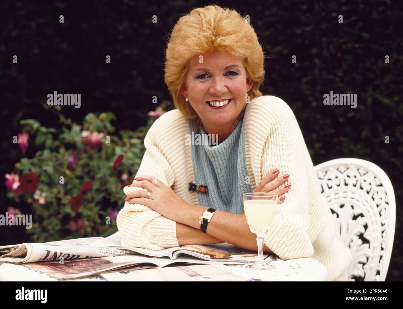 Cilla Black wurde 1983 zu Hause in Buckinghamshire fotografiert Stockfoto
