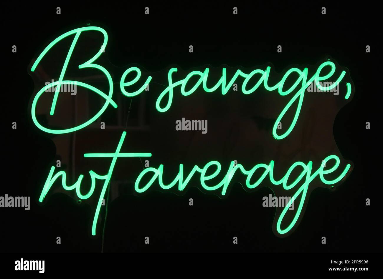 Sei brutal, nicht durchschnittlich, grünes Neonschild Stockfoto