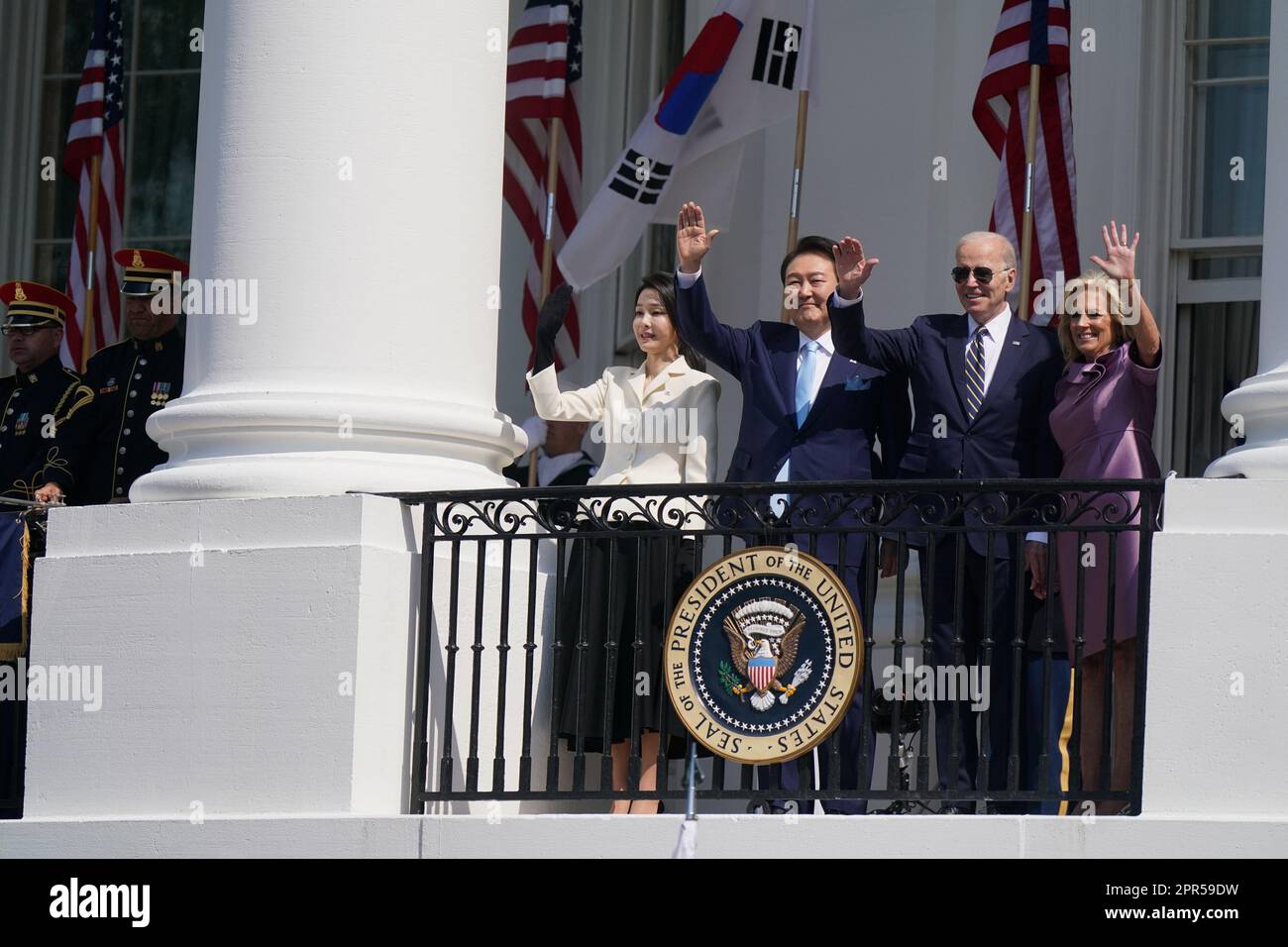 Washington, Usa. 26. April 2023. Südkoreanischer Präsident Yoon Suk Yeol (2. l), First Lady Kim Keon Hee (L), Präsident Joe Biden und First Lady Jill Biden winken Unterstützern nach einer Ankunftszeremonie im Weißen Haus während eines offiziellen Staatsbesuchs in Washington am Mittwoch, den 26. April 2023. Yoon ist am zweiten Tag eines dreitägigen Besuchs in DC. Foto: Al Drago/UPI Credit: UPI/Alamy Live News Stockfoto