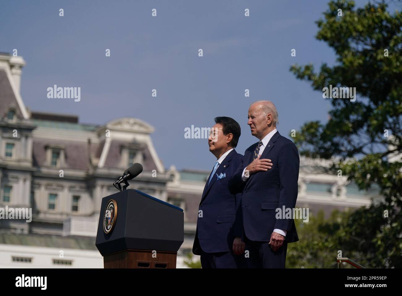 Washington, Usa. 26. April 2023. Präsident Joe Biden und der südkoreanische Präsident Yoon Suk Yeol (L) hören bei einer Ankunftszeremonie während eines Staatsbesuchs auf dem südlichen Rasen des Weißen Hauses in Washington, DC, am Mittwoch, den 26. April 2023. Yoon ist am zweiten Tag eines dreitägigen Besuchs in DC. Foto: Al Drago/UPI Credit: UPI/Alamy Live News Stockfoto