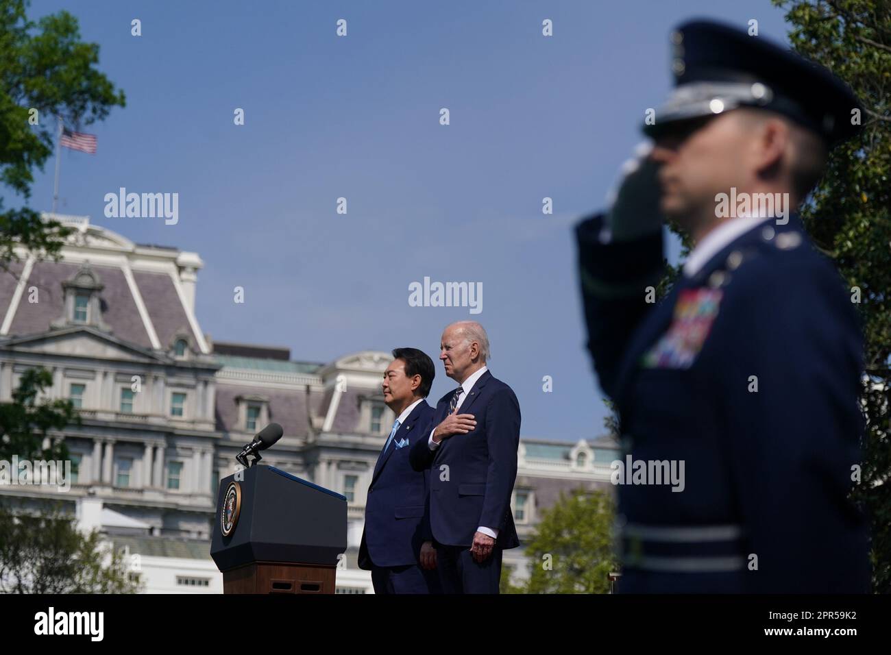 Washington, Usa. 26. April 2023. Präsident Joe Biden und der südkoreanische Präsident Yoon Suk Yeol (L) hören bei einer Ankunftszeremonie während eines Staatsbesuchs auf dem südlichen Rasen des Weißen Hauses in Washington, DC, am Mittwoch, den 26. April 2023. Yoon ist am zweiten Tag eines dreitägigen Besuchs in DC. Foto: Al Drago/UPI Credit: UPI/Alamy Live News Stockfoto