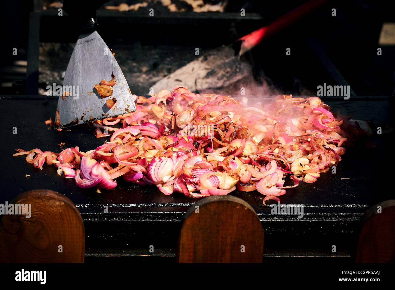 Gegrillte rote Zwiebelscheiben verleihen jedem Grillgericht einen Hauch süßen und rauchigen Aromas. Stockfoto