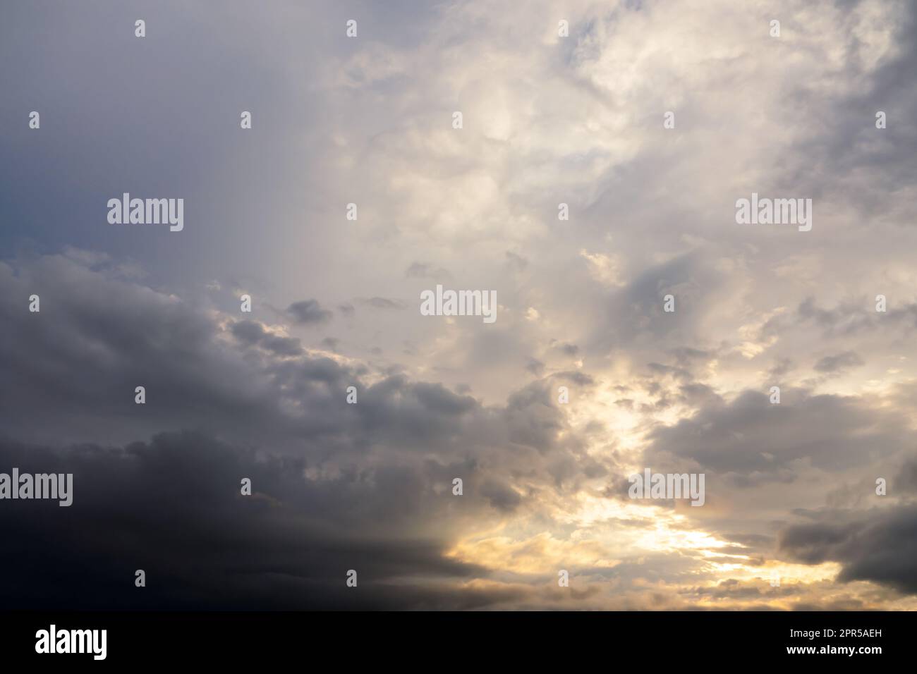 Schöner launischer Himmel mit dunklen Wolken bei Sonnenuntergang, Himmelserstellung, Naturhintergrund Stockfoto