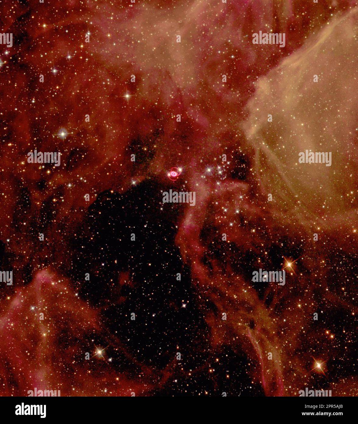 Glitzernde Sterne und Gasklumpen schaffen eine atemberaubende Kulisse für die Selbstzerstörung eines massiven Sterns, Supernova 1987A genannt, in der großen Magellanschen Wolke, einer nahen Galaxie. Astronomen auf der Südhalbkugel haben am 23. Februar 1987 die brillante Explosion dieses Sterns erlebt. Das in diesem NASA Hubble-Weltraumteleskop-Bild dargestellte Supernova-Überbleibsel, umgeben von inneren und äußeren Ringen aus Material, befindet sich in einem Wald aus ätherischen, diffusen Gaswolken. Dieses dreifarbige Bild besteht aus mehreren Bildern der Supernova und ihrer Nachbarregion, die mit dem weiten Feld und dem Planetary aufgenommen wurden Stockfoto