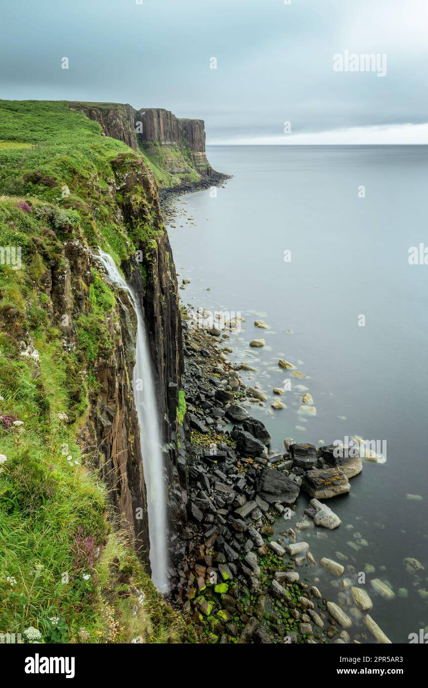 Kilt Rock Wasserfall Langzeitaufnahmen. Isle of Skye Landscape, Schottland, Großbritannien Stockfoto