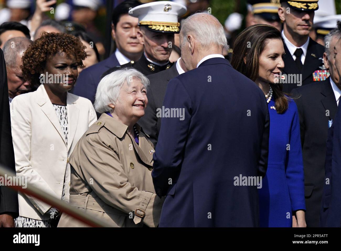 Washington, Usa. 26. April 2023. Präsident Joe Biden (R) begrüßt Finanzministerin Janet Yellen bei einer Ankunftszeremonie während eines Staatsbesuchs mit dem südkoreanischen Präsidenten Yoon Suk Yeol auf dem südlichen Rasen des Weißen Hauses in Washington am Mittwoch, den 26. April 2023. Yoon ist am zweiten Tag eines dreitägigen Besuchs in DC. Foto: Al Drago/UPI Credit: UPI/Alamy Live News Stockfoto