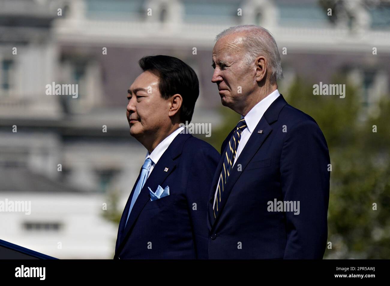 Washington, Usa. 26. April 2023. Präsident Joe Biden und der südkoreanische Präsident Yoon Suk Yeol (L) hören bei einer Ankunftszeremonie während eines Staatsbesuchs auf dem südlichen Rasen des Weißen Hauses in Washington, DC, am Mittwoch, den 26. April 2023. Yoon ist am zweiten Tag eines dreitägigen Besuchs in DC. Foto: Al Drago/UPI Credit: UPI/Alamy Live News Stockfoto