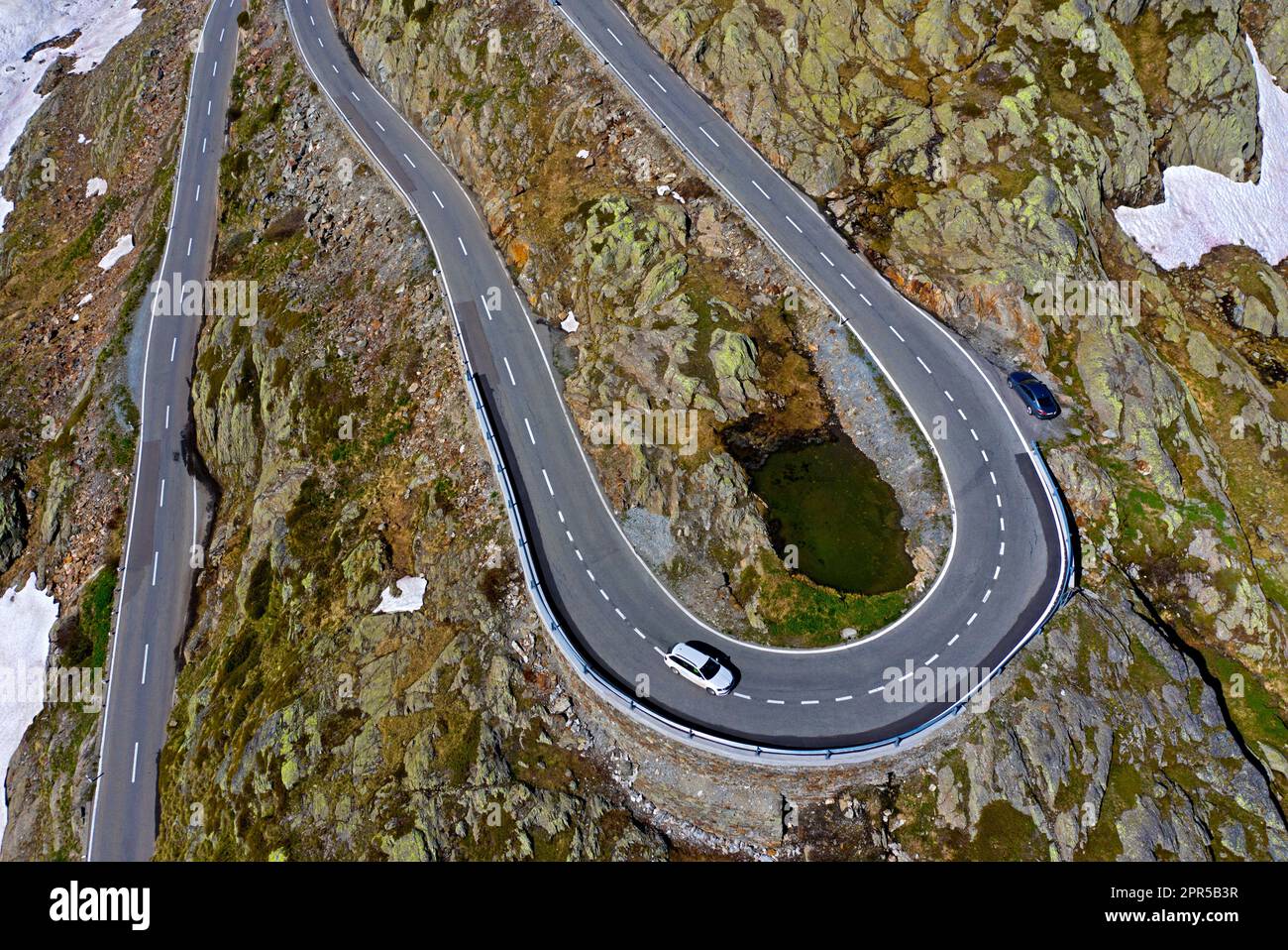 Passieren Sie die Straße mit Haarnadelkurven auf dem Weg zur Great St. Bernhard Pass, Walais, Schweiz Stockfoto