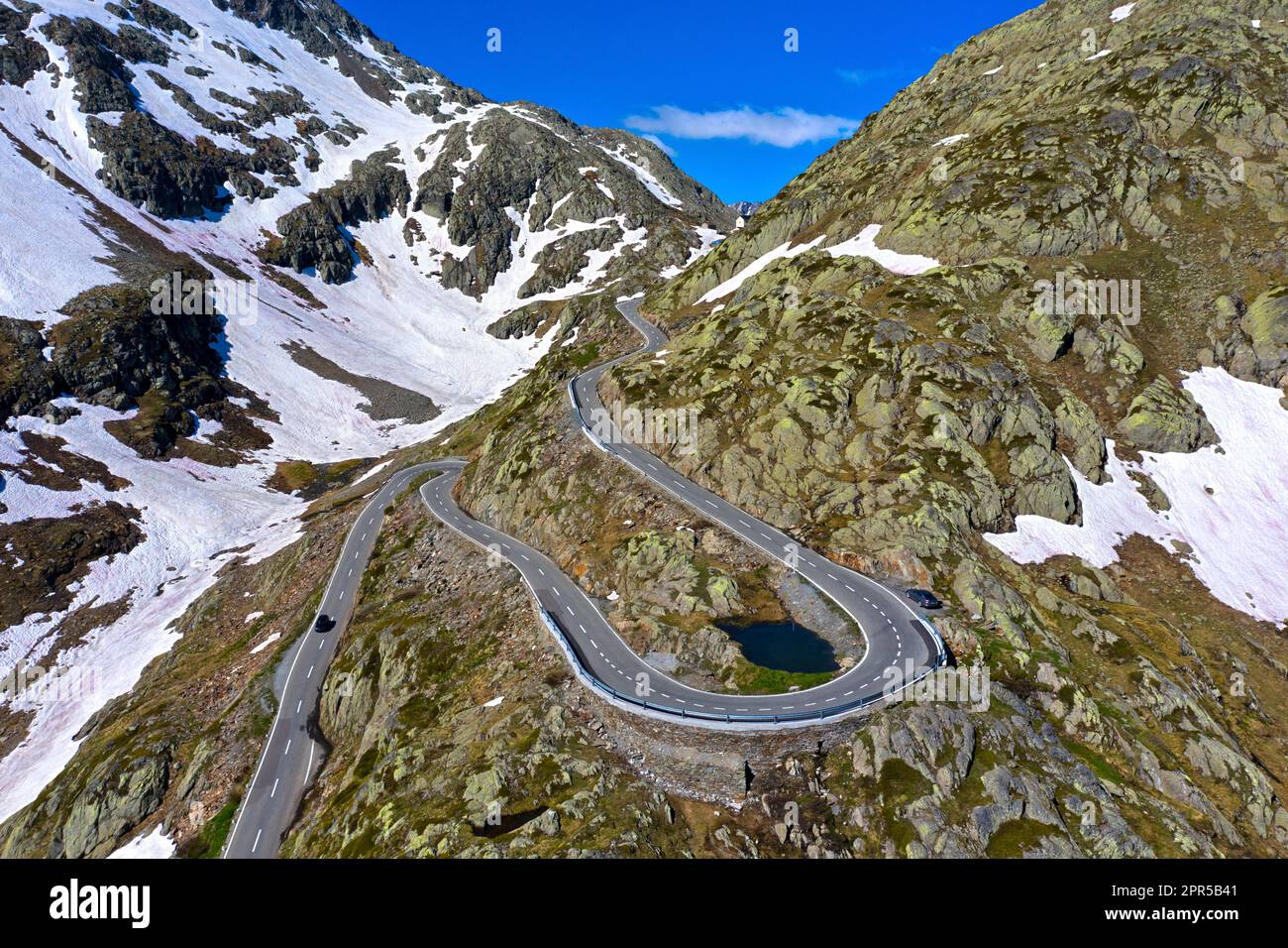 Passieren Sie die Straße mit Haarnadelkurven auf dem Weg zur Great St. Bernhard Pass, Walais, Schweiz Stockfoto