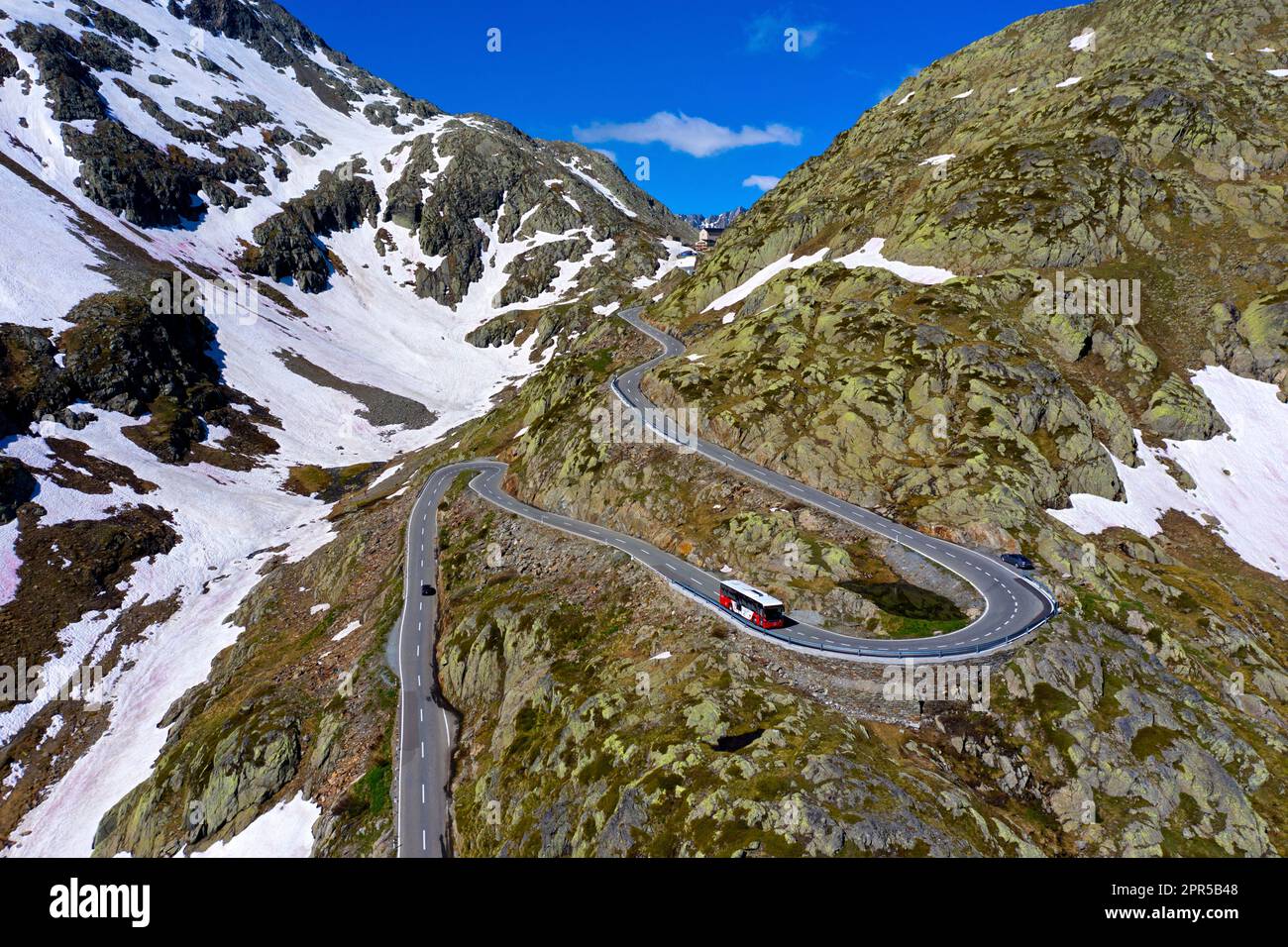 Bus auf der Passstraße mit Haarnadelkurven auf dem Weg zur Great St. Bernhard Pass, Walais, Schweiz Stockfoto