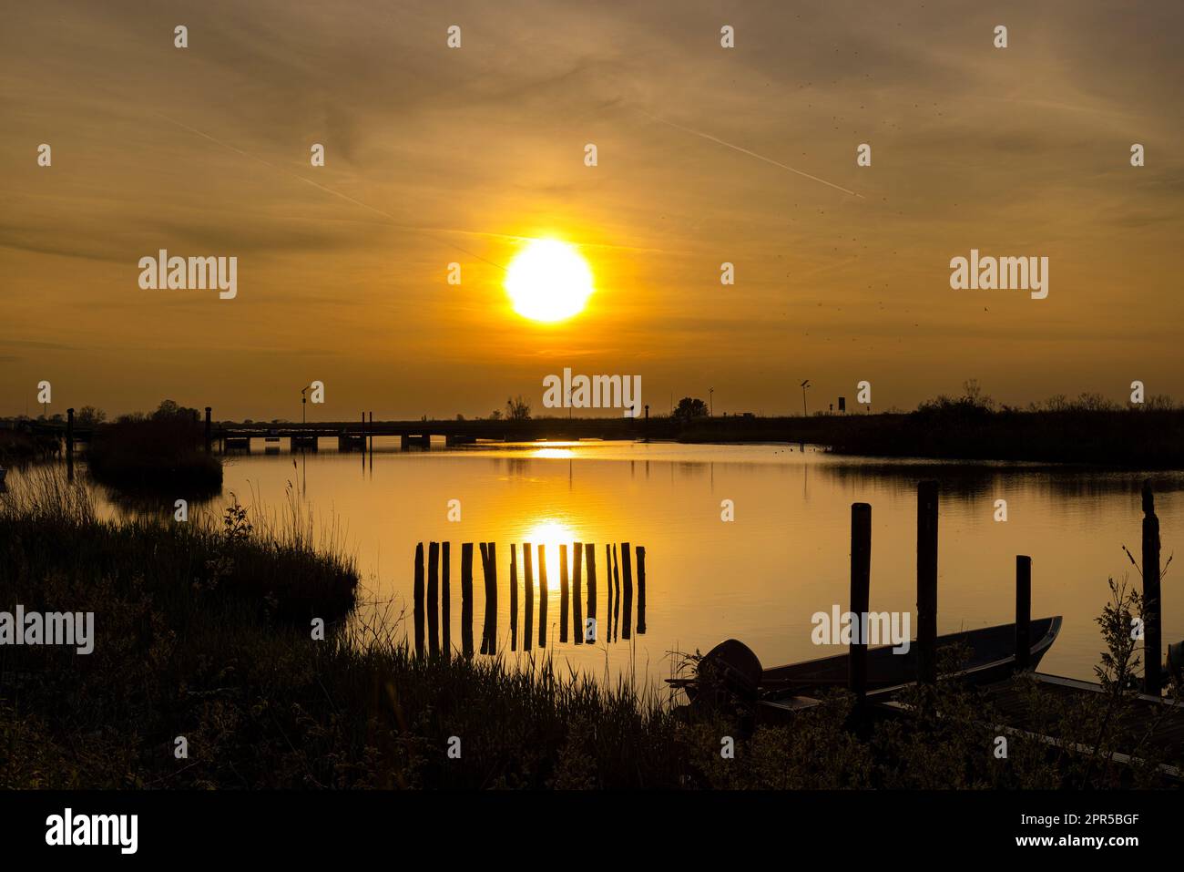 Sonnenuntergang auf dem Po-Fluss in Norditalien. Stockfoto