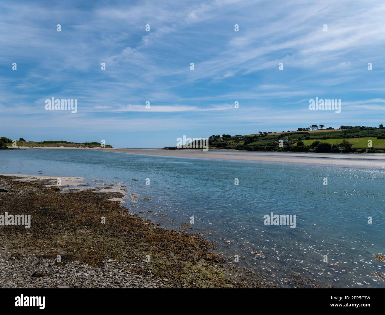 Wunderschöner blauer Himmel mit weißen Wolken über der Küste Irlands. Küstenlandschaft an einem sonnigen Sommertag, Gewässer unter blauem Himmel. Stockfoto