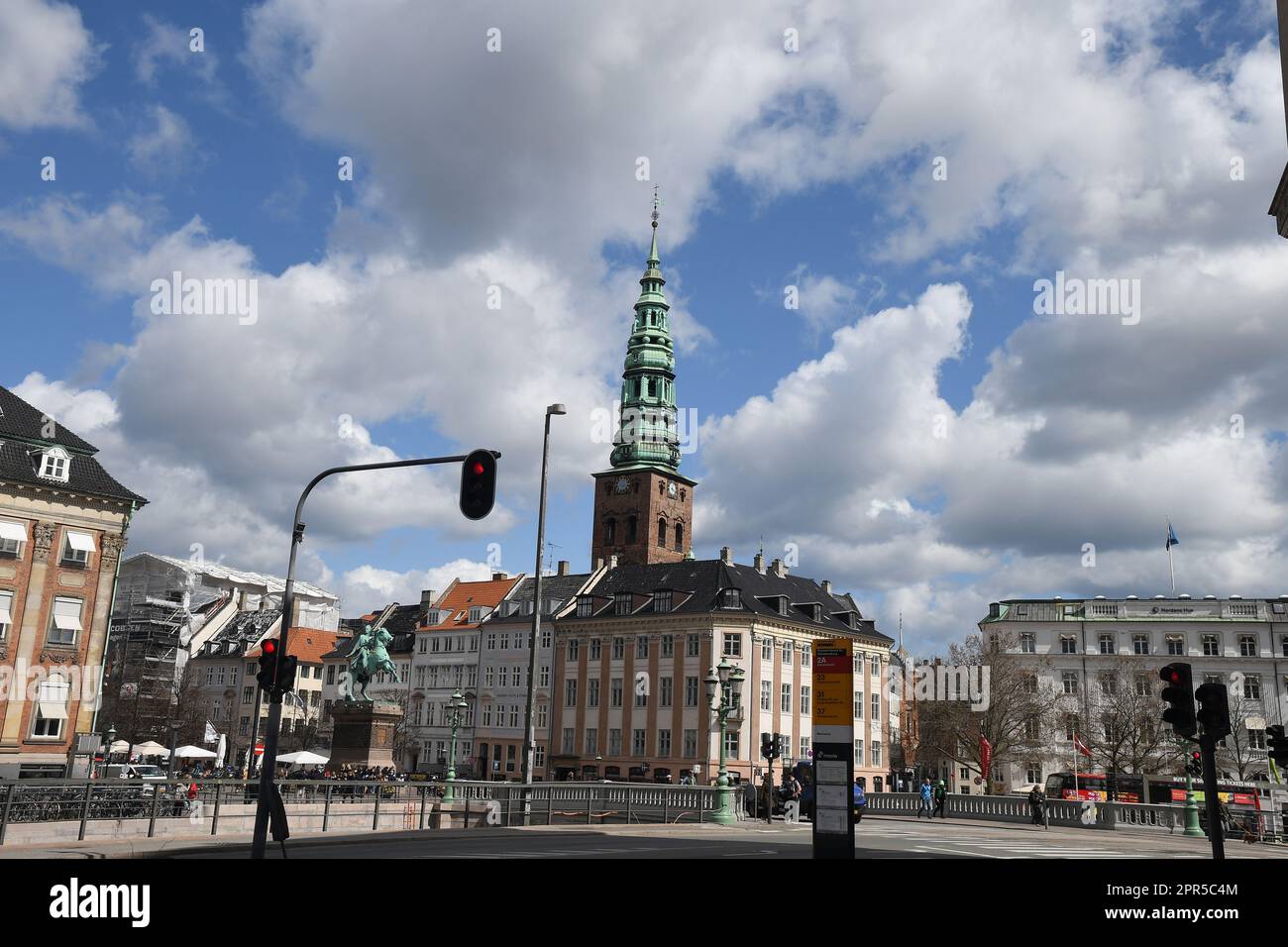 Kopenhagen /Dänemark/26. April 2023/ Hojbro Bridge mit anderen Worten: Hojbro Bridge Link over Canal Hojbro plads to Christiansborg Slots plads in danish Capital. (Foto: Francis Joseph Dean/Dean Pictures) Stockfoto