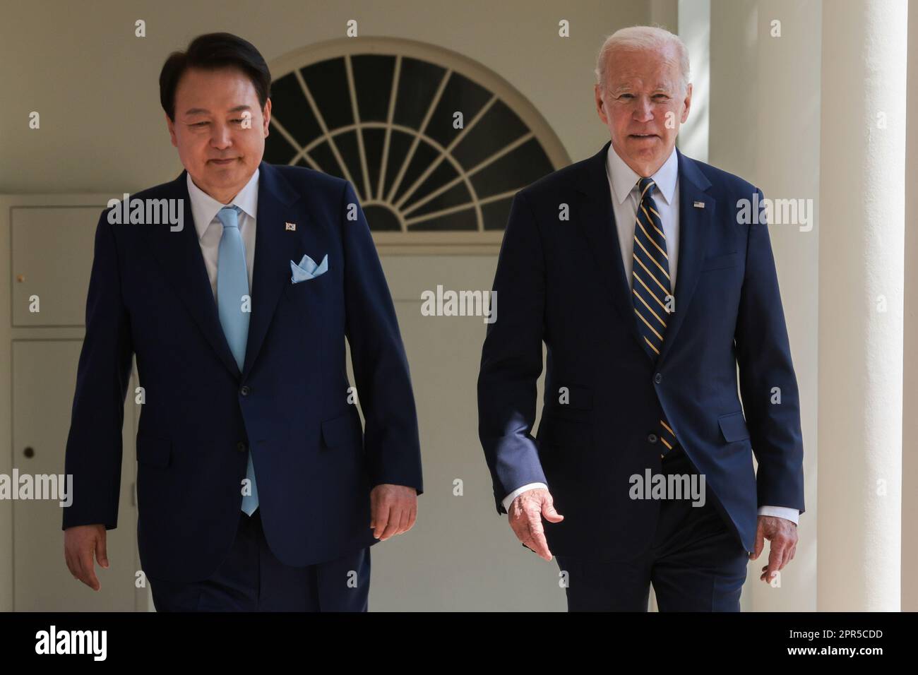 Washington, Usa. 26. April 2023. Der südkoreanische Präsident Yoon Suk Yeol (L) und Präsident Joe Biden gehen auf der Kolonnade im Weißen Haus während eines Staatsbesuchs in Washington am Mittwoch, den 26. April 2023. Foto: Oliver Contreras/UPI Credit: UPI/Alamy Live News Stockfoto Washington, Usa. 26. April 2023. Der südkoreanische Präsident Yoon Suk Yeol (L) und Präsident Joe Biden gehen auf der Kolonnade im Weißen Haus während eines Staatsbesuchs in Washington am Mittwoch, den 26. April 2023. Foto: Oliver Contreras/UPI Credit: UPI/Alamy Live News Stockfoto