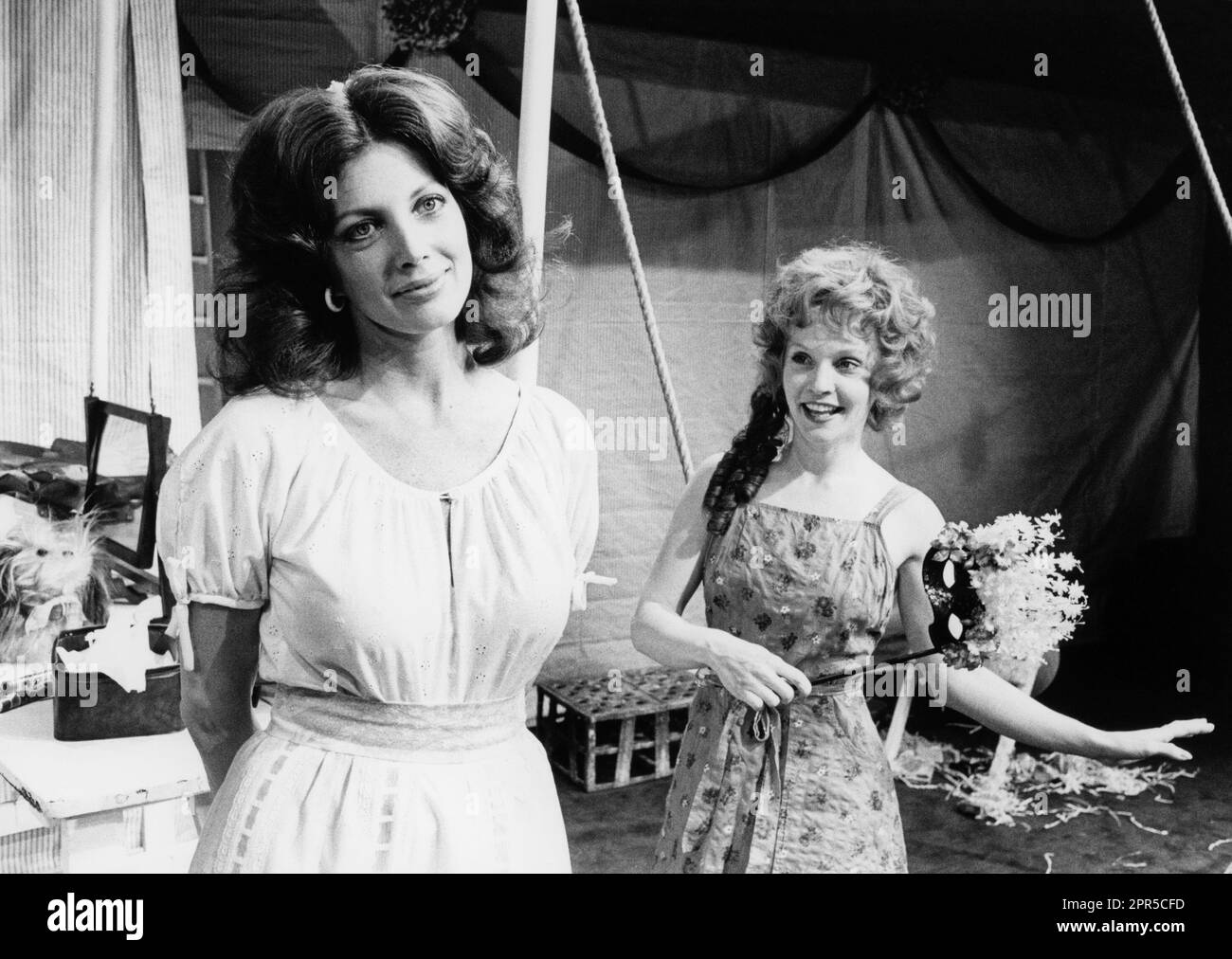 l-r: Gayle Hunnicutt (Elain Rutledge), Sandra Dickinson (Carnelle Scott) im MISS FIRECRACKER CONTEST von Beth Henley im Bush Theatre, London W12 26/04/1982 Design: Sue Plummer Beleuchtung: Richard Johnson Choreographie: Ines Troeller Director: Simon Stokes Stockfoto