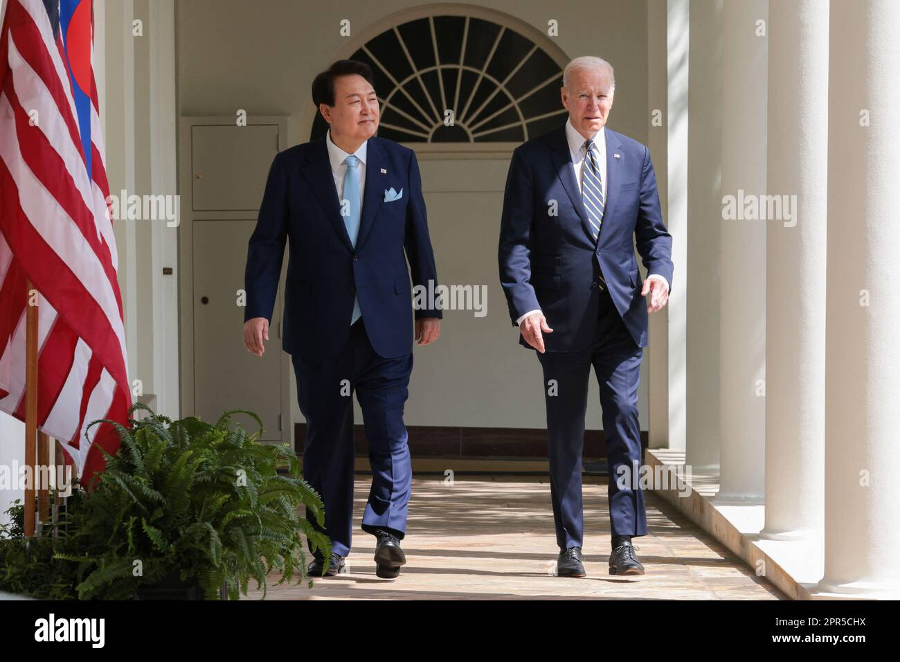 Washington, Usa. 26. April 2023. Präsident Yoon Suk-Yeol der Republik Korea und der USA President Joe Biden Walk on the Colonnade im Weißen Haus in Washington, D.C. am 26. April 2023. (Foto von Oliver Contreras/Pool/ABACAPRESS.COM) Kredit: Abaca Press/Alamy Live News Stockfoto