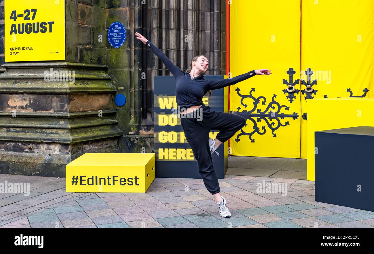 Die Balletttänzerin Millie Thomas tanzt zur Eröffnung des Edinburgh International Festival 2023 im Hub, Schottland, Großbritannien Stockfoto