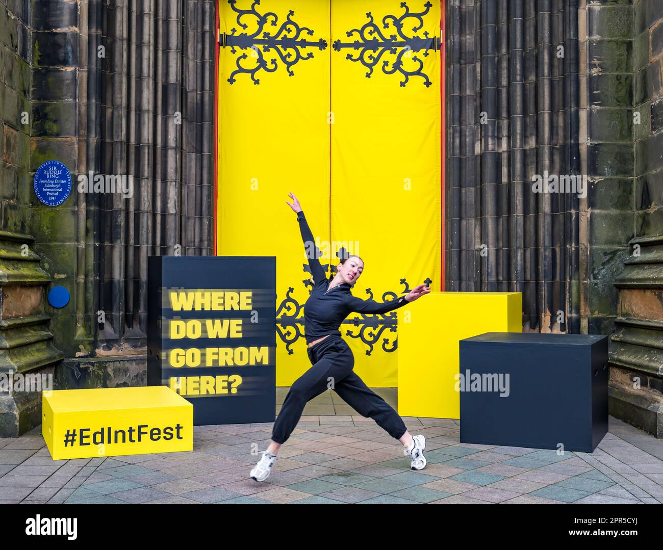 Die Balletttänzerin Millie Thomas tanzt zur Eröffnung des Edinburgh International Festival 2023 im Hub, Schottland, Großbritannien Stockfoto
