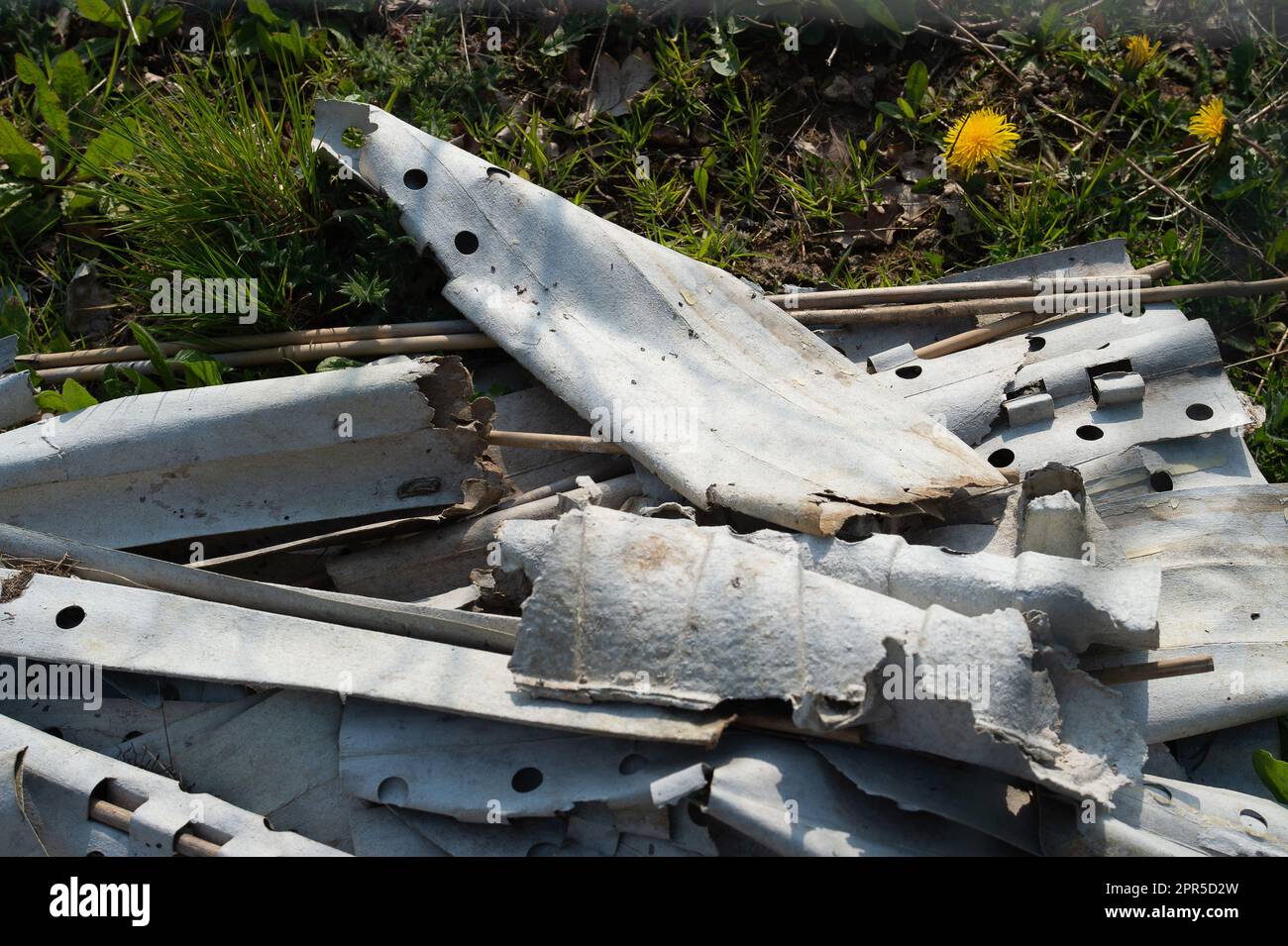 Wendover Dean, Aylesbury, Großbritannien. 20. April 2023. Das HS2. Umlagerungsfeld, das einem unfruchtbaren Friedhof ähnelt. HS2 haben eine große Fläche antiker Wälder in Jones Hill Wood zerstört, wo sie eine riesige Überbrückung für die Hochgeschwindigkeitsbahn 2 bauen werden. Sie haben neue Saplings im Umlagerungsfeld gepflanzt, aber viele von ihnen sind tot. HS2 Demonstranten setzen ihren Kampf um HS2 fort, und es gibt immer noch ein Protestlager in Jones Hill Wood. Die Arbeiten am Euston-Tunnel HS2 in London wurden aus finanziellen Gründen unterbrochen. Kredit: Maureen McLean/Alamy Stockfoto