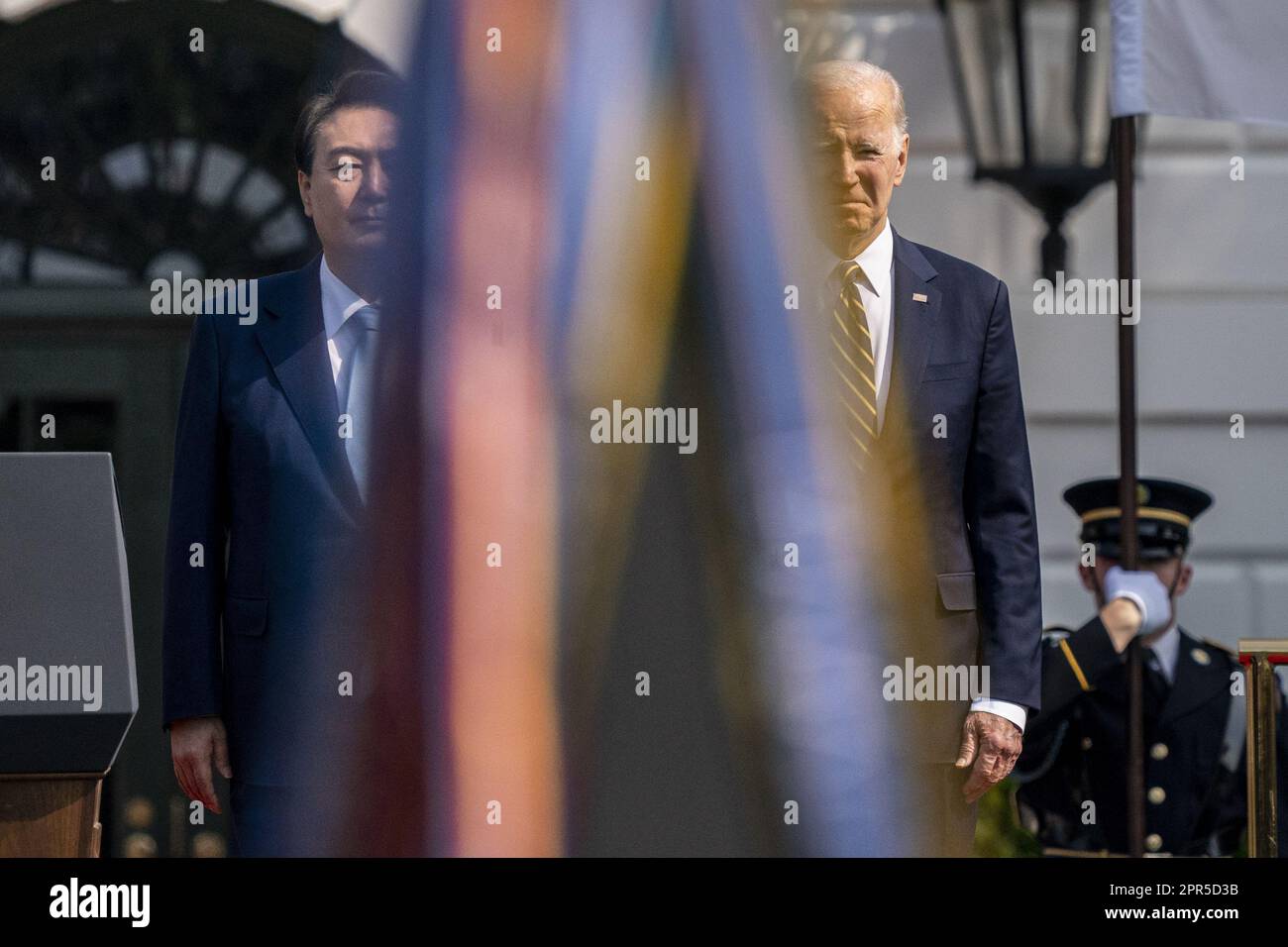 Washington, Usa. 26. April 2023. Präsident Joe Biden steht zusammen mit dem südkoreanischen Präsidenten Yoon Suk Yeol (L) bei einer Ankunftszeremonie auf dem South Lawn während eines Staatsbesuchs im Weißen Haus in Washington, DC am Mittwoch, den 26. April 2023. Yoon ist am zweiten Tag eines dreitägigen Besuchs in DC. Foto: Ken Cedeno/UPI Credit: UPI/Alamy Live News Stockfoto