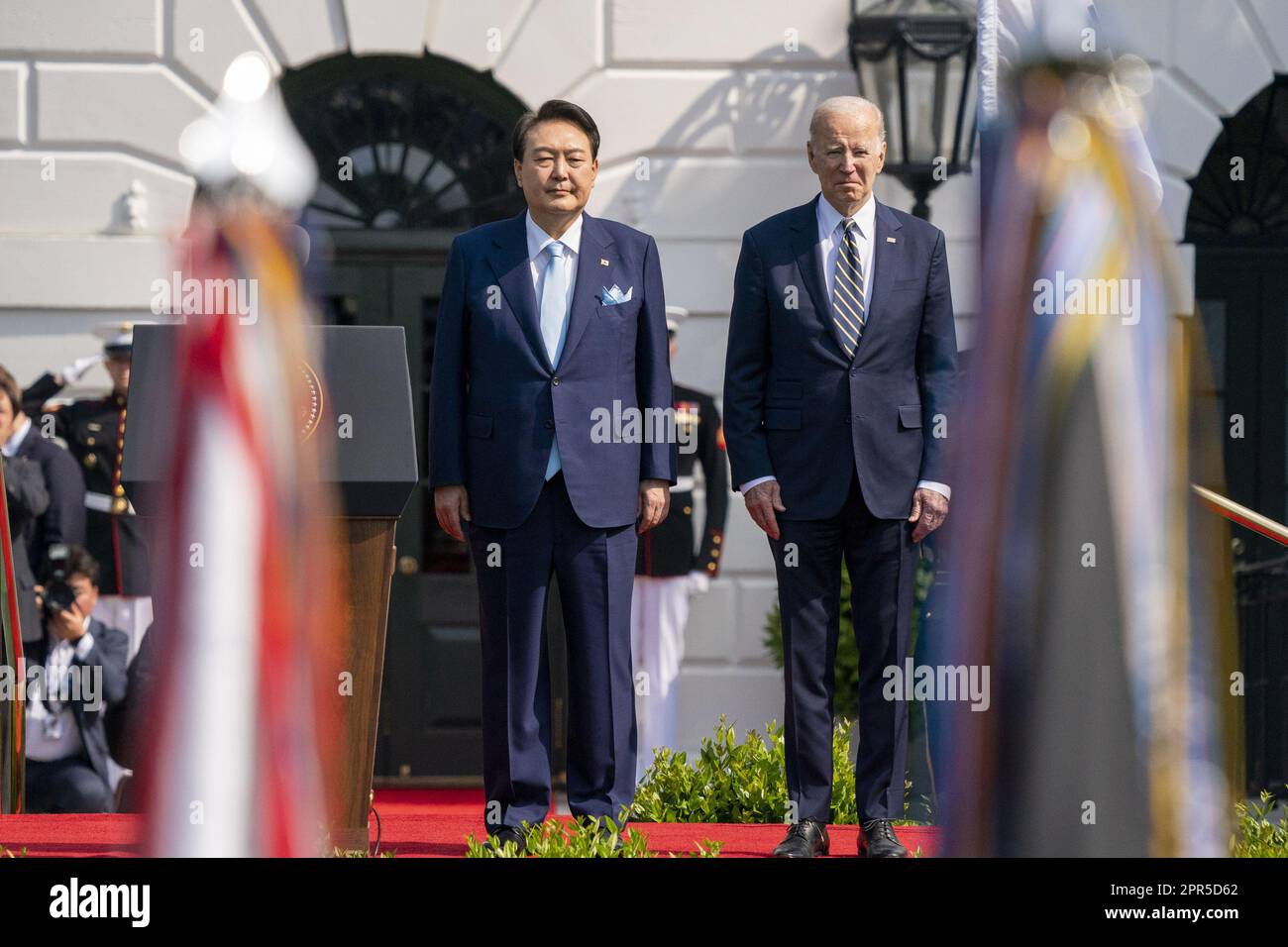 Washington, Usa. 26. April 2023. Präsident Joe Biden steht zusammen mit dem südkoreanischen Präsidenten Yoon Suk Yeol (L) bei einer Ankunftszeremonie auf dem South Lawn während eines Staatsbesuchs im Weißen Haus in Washington, DC am Mittwoch, den 26. April 2023. Yoon ist am zweiten Tag eines dreitägigen Besuchs in DC. Foto: Ken Cedeno/UPI Credit: UPI/Alamy Live News Stockfoto