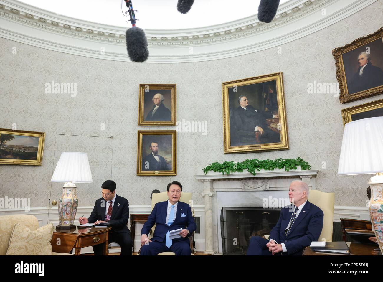 Washington, Usa. 26. April 2023. Der südkoreanische Präsident Yoon Suk Yeol und Präsident Joe Biden halten während eines offiziellen Staatsbesuchs in Washington am Mittwoch, den 26. April 2023, ein bilaterales Treffen im Oval Office ab. Yoon ist am zweiten Tag eines dreitägigen Besuchs in DC. Foto: Oliver Contreras/UPI Credit: UPI/Alamy Live News Stockfoto