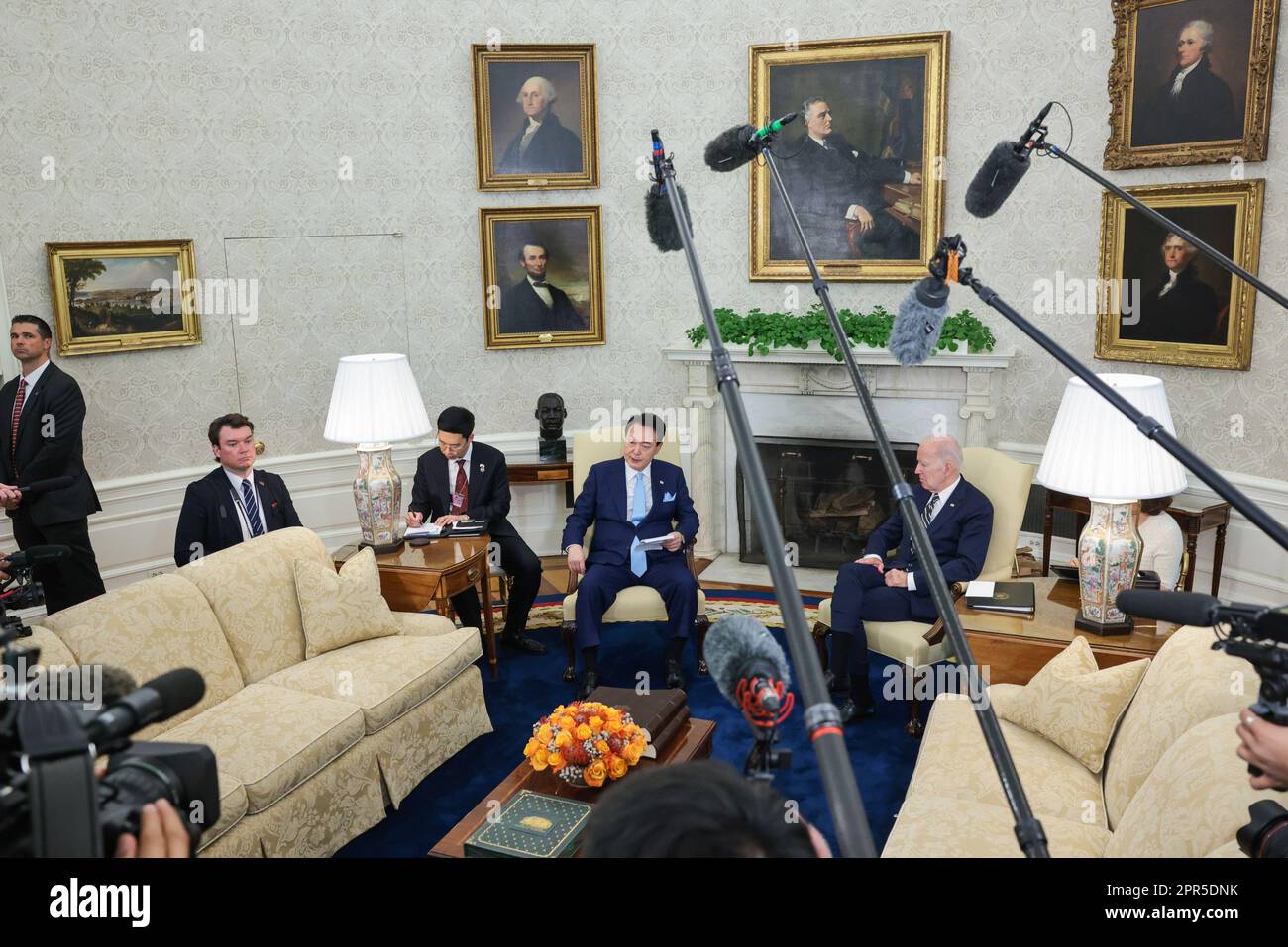 Washington, Usa. 26. April 2023. Der südkoreanische Präsident Yoon Suk Yeol und Präsident Joe Biden halten während eines offiziellen Staatsbesuchs in Washington am Mittwoch, den 26. April 2023, ein bilaterales Treffen im Oval Office ab. Yoon ist am zweiten Tag eines dreitägigen Besuchs in DC. Foto: Oliver Contreras/UPI Credit: UPI/Alamy Live News Stockfoto