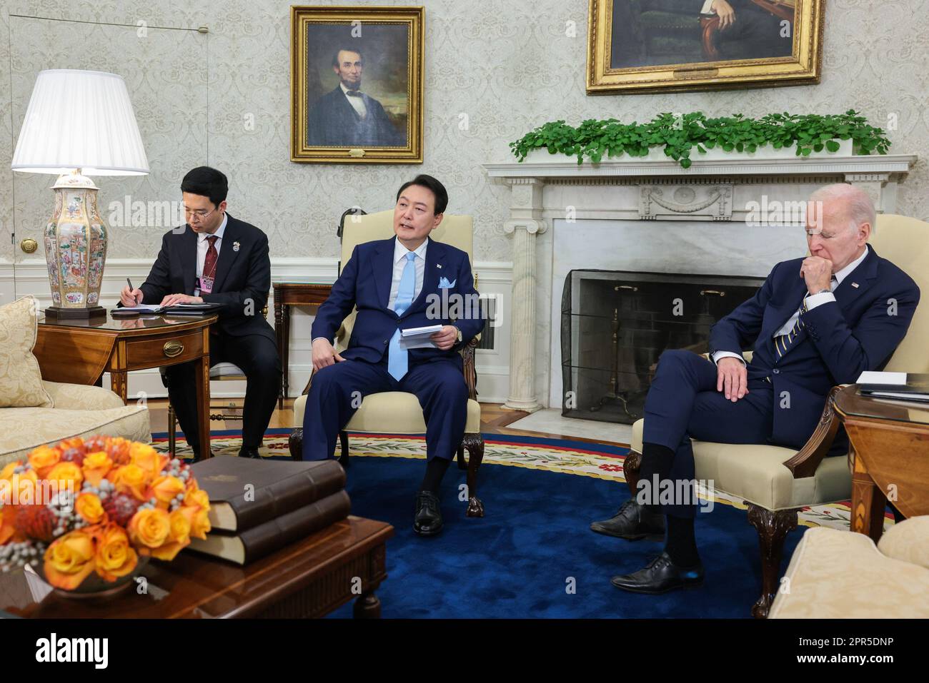 Washington, Usa. 26. April 2023. Der südkoreanische Präsident Yoon Suk Yeol und Präsident Joe Biden halten während eines offiziellen Staatsbesuchs in Washington am Mittwoch, den 26. April 2023, ein bilaterales Treffen im Oval Office ab. Yoon ist am zweiten Tag eines dreitägigen Besuchs in DC. Foto: Oliver Contreras/UPI Credit: UPI/Alamy Live News Stockfoto