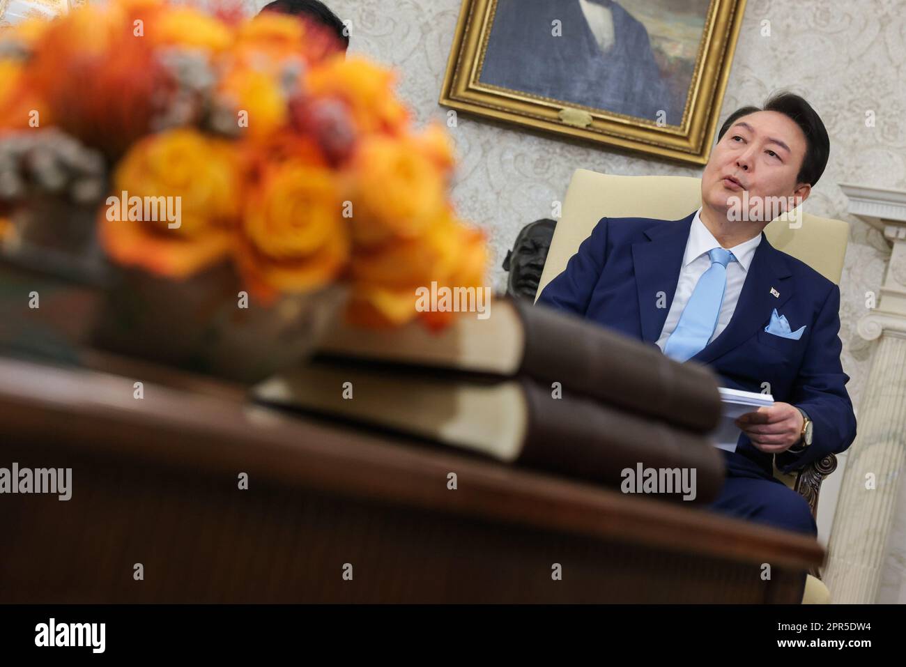 Washington, Usa. 26. April 2023. Der südkoreanische Präsident Yoon Suk Yeol und Präsident Joe Biden halten während eines offiziellen Staatsbesuchs in Washington am Mittwoch, den 26. April 2023, ein bilaterales Treffen im Oval Office ab. Yoon ist am zweiten Tag eines dreitägigen Besuchs in DC. Foto: Oliver Contreras/UPI Credit: UPI/Alamy Live News Stockfoto