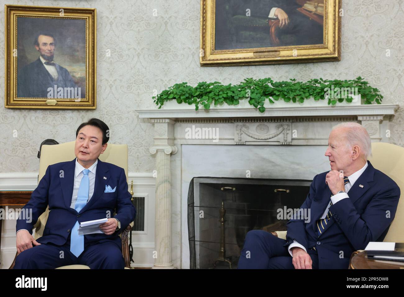 Washington, Usa. 26. April 2023. Der südkoreanische Präsident Yoon Suk Yeol und Präsident Joe Biden halten während eines offiziellen Staatsbesuchs in Washington am Mittwoch, den 26. April 2023, ein bilaterales Treffen im Oval Office ab. Yoon ist am zweiten Tag eines dreitägigen Besuchs in DC. Foto: Oliver Contreras/UPI Credit: UPI/Alamy Live News Stockfoto
