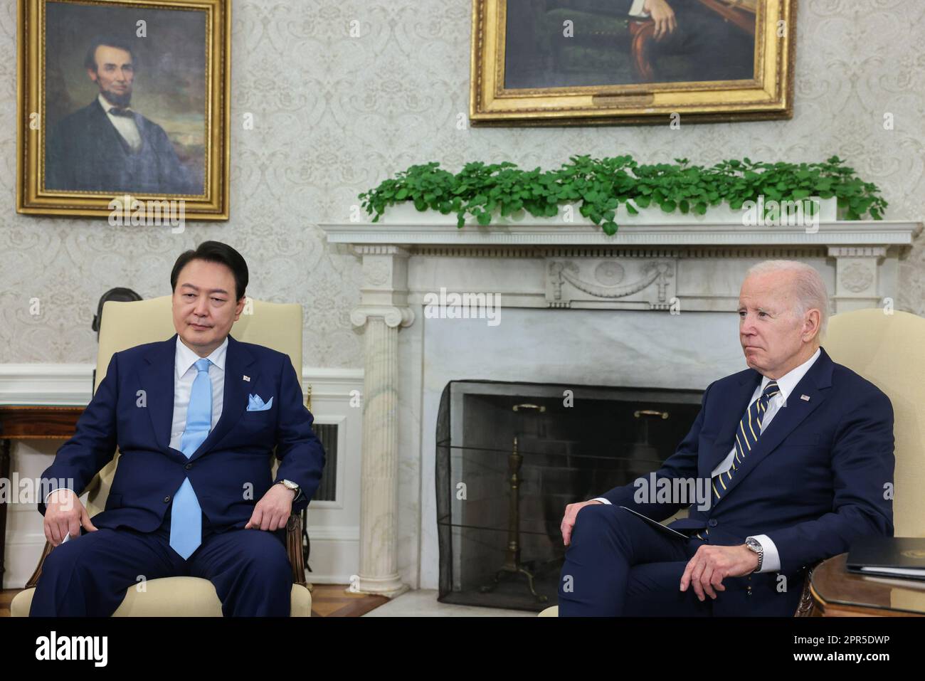 Washington, Usa. 26. April 2023. Der südkoreanische Präsident Yoon Suk Yeol und Präsident Joe Biden halten während eines offiziellen Staatsbesuchs in Washington am Mittwoch, den 26. April 2023, ein bilaterales Treffen im Oval Office ab. Yoon ist am zweiten Tag eines dreitägigen Besuchs in DC. Foto: Oliver Contreras/UPI Credit: UPI/Alamy Live News Stockfoto