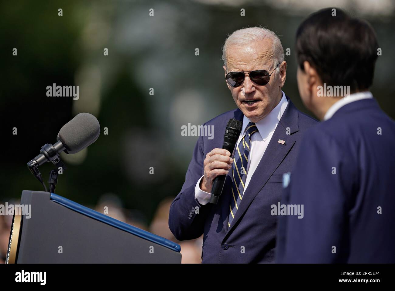 Washington, Usa. 26. April 2023. Präsident Joe Biden spricht bei einer Ankunftszeremonie während eines Staatsbesuchs mit dem südkoreanischen Präsidenten Yoon Suk Yeol (R) auf dem südlichen Rasen des Weißen Hauses in Washington, DC, am Mittwoch, den 26. April 2023. Yoon ist am zweiten Tag eines dreitägigen Besuchs in DC. Foto: Al Drago/UPI Credit: UPI/Alamy Live News Stockfoto