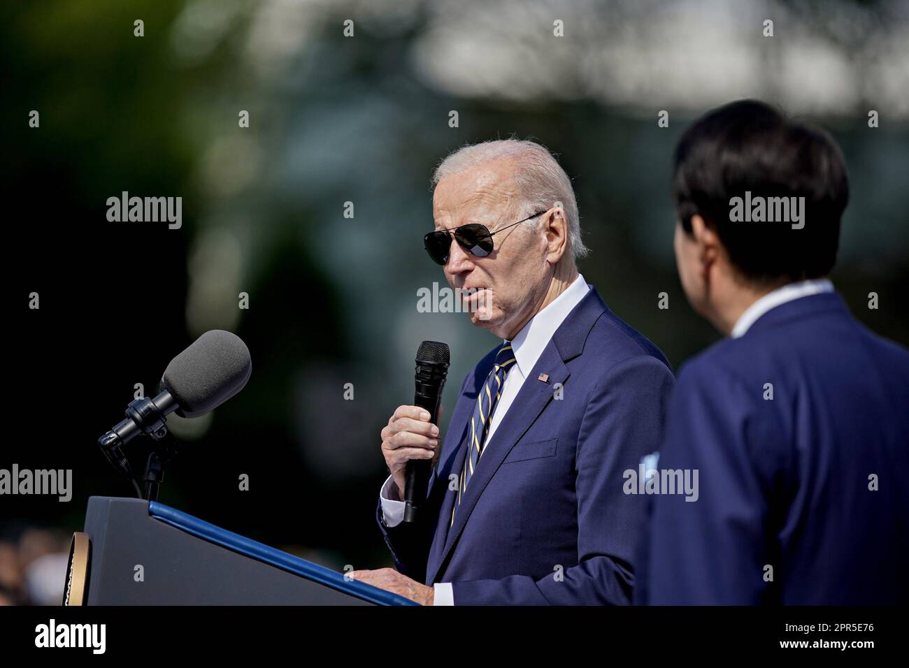 Washington, Usa. 26. April 2023. Präsident Joe Biden spricht bei einer Ankunftszeremonie während eines Staatsbesuchs mit dem südkoreanischen Präsidenten Yoon Suk Yeol (R) auf dem südlichen Rasen des Weißen Hauses in Washington, DC, am Mittwoch, den 26. April 2023. Yoon ist am zweiten Tag eines dreitägigen Besuchs in DC. Foto: Al Drago/UPI Credit: UPI/Alamy Live News Stockfoto