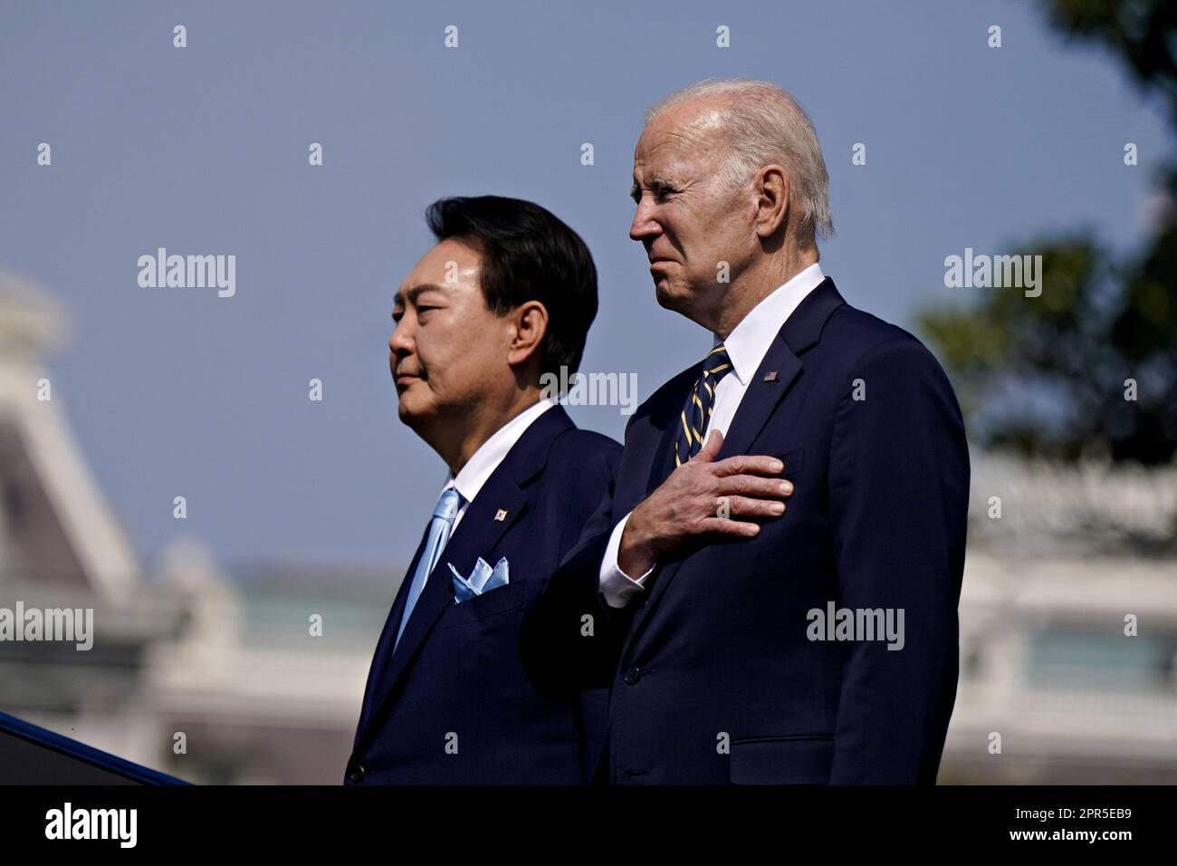 Washington, Usa. 26. April 2023. Der südkoreanische Präsident Yoon Suk Yeol (L) und Präsident Joe Biden hören bei einer Ankunftszeremonie während eines Staatsbesuchs mit Präsident Joe Biden (R) auf dem südlichen Rasen des Weißen Hauses in Washington, DC, am Mittwoch, den 26. April 2023. Yoon ist am zweiten Tag eines dreitägigen Besuchs in DC. Foto: Al Drago/UPI Credit: UPI/Alamy Live News Stockfoto