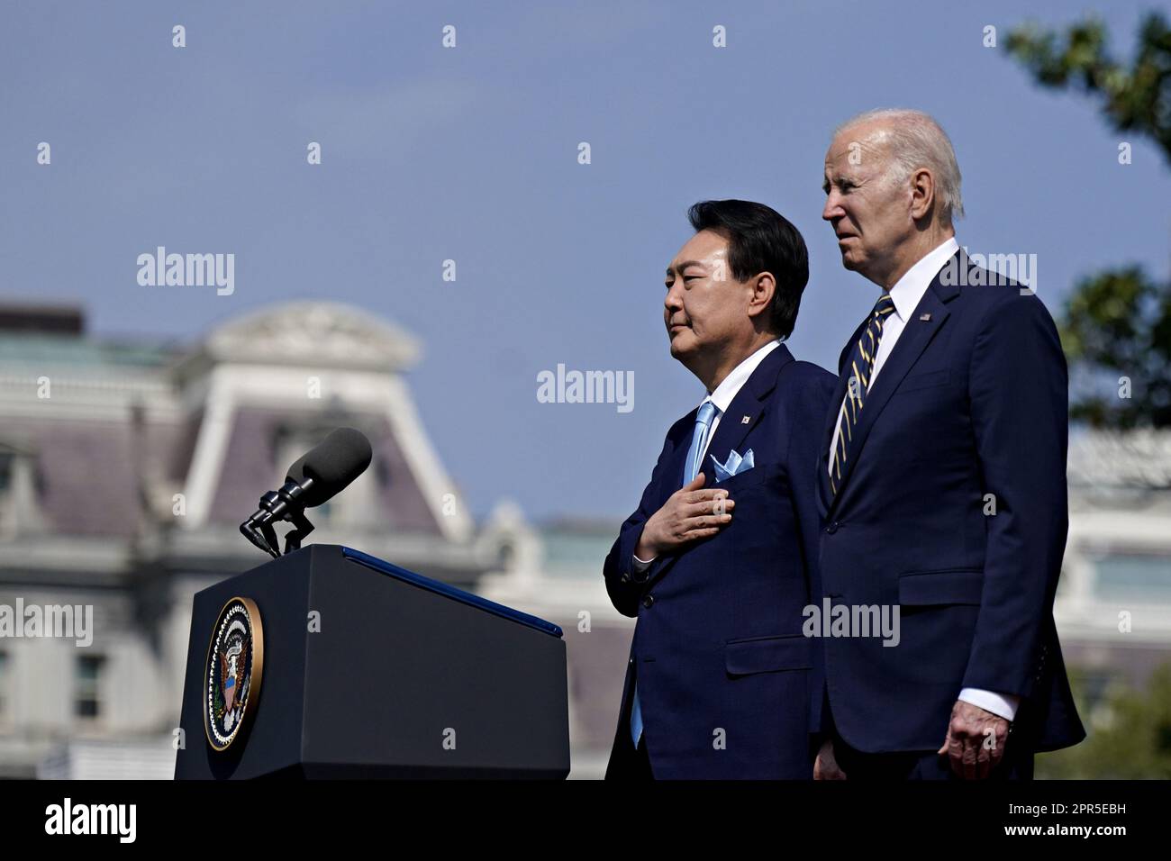 Washington, Usa. 26. April 2023. Der südkoreanische Präsident Yoon Suk Yeol (L) und Präsident Joe Biden hören bei einer Ankunftszeremonie während eines Staatsbesuchs mit Präsident Joe Biden (R) auf dem südlichen Rasen des Weißen Hauses in Washington, DC, am Mittwoch, den 26. April 2023. Yoon ist am zweiten Tag eines dreitägigen Besuchs in DC. Foto: Al Drago/UPI Credit: UPI/Alamy Live News Stockfoto