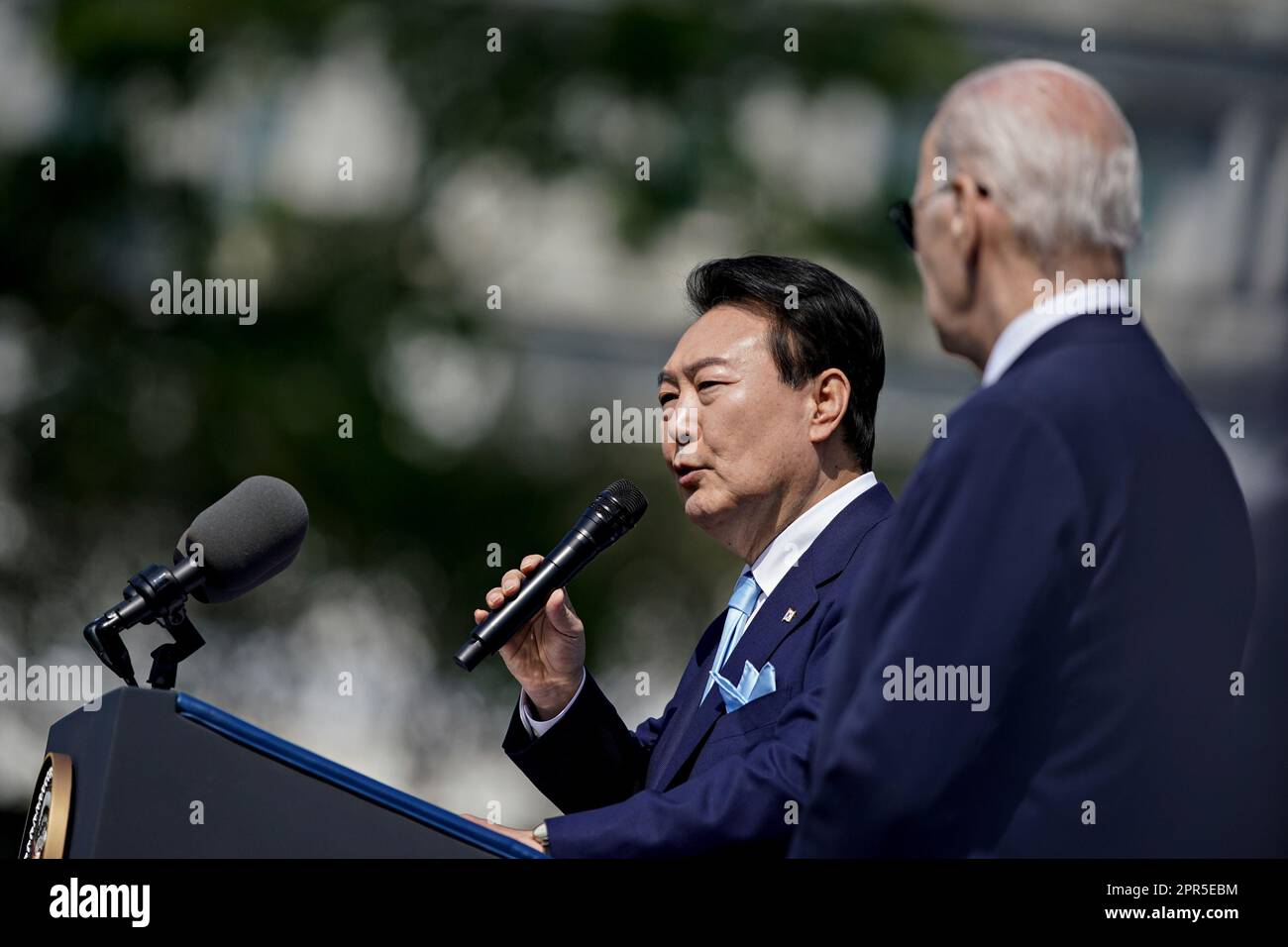 Washington, Usa. 26. April 2023. Der südkoreanische Präsident Yoon Suk Yeol spricht bei einer Ankunftszeremonie während eines Staatsbesuchs mit Präsident Joe Biden (R) auf dem südlichen Rasen des Weißen Hauses in Washington, DC, am Mittwoch, den 26. April 2023. Yoon ist am zweiten Tag eines dreitägigen Besuchs in DC. Foto: Al Drago/UPI Credit: UPI/Alamy Live News Stockfoto