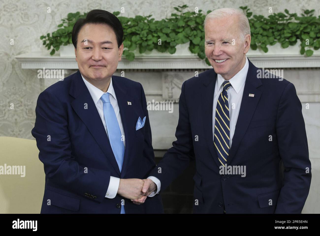 Washington, Usa. 26. April 2023. Der südkoreanische Präsident Yoon Suk Yeol (L) und Präsident Joe Biden geben sich die Hand, während sie während eines offiziellen Staatsbesuchs in Washington am Mittwoch, den 26. April 2023, ein bilaterales Treffen im Oval Office abhalten. Yoon ist am zweiten Tag eines dreitägigen Besuchs in DC. Foto: Oliver Contreras/UPI Credit: UPI/Alamy Live News Stockfoto