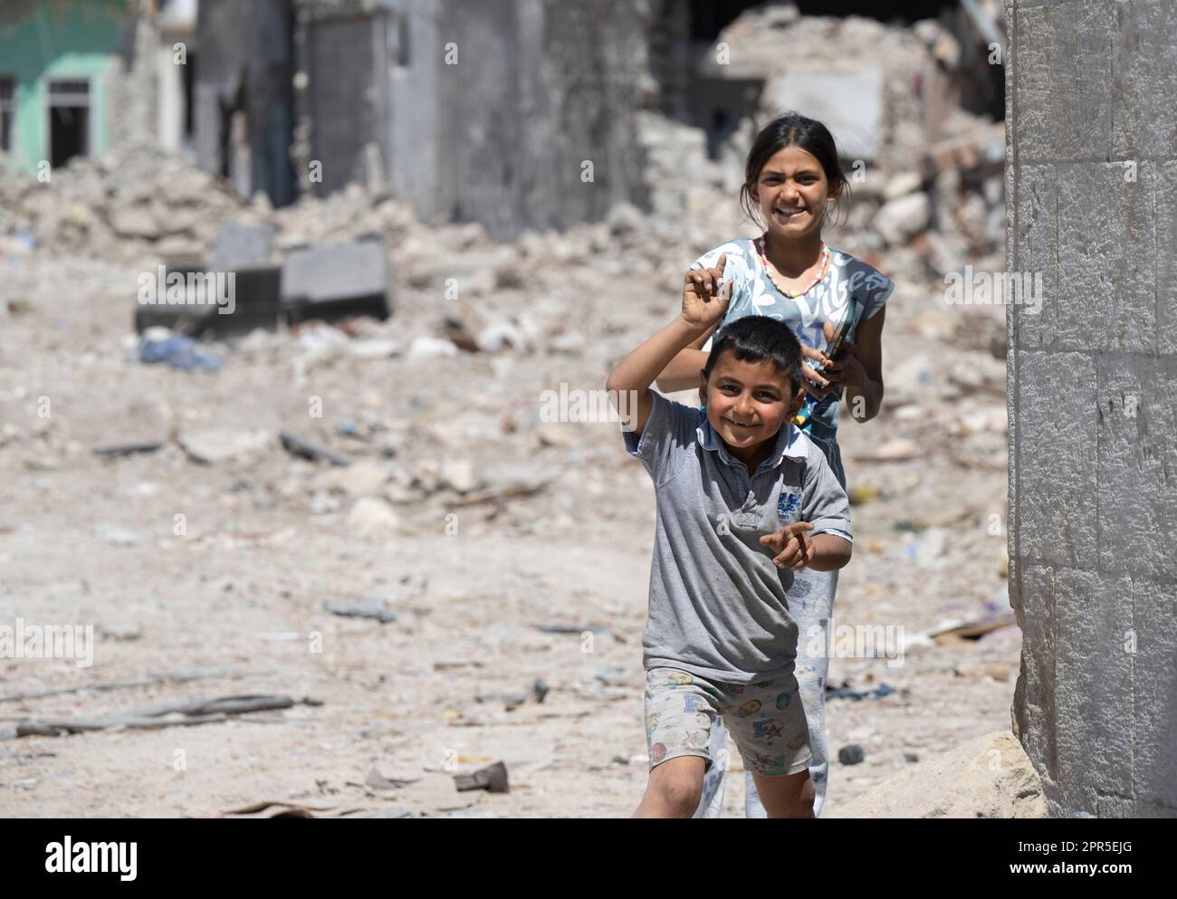 Antakya, Türkei. 26. April 2023. Kinder spielen in den Trümmern der Altstadt von Antakya. Offiziellen Zahlen zufolge wurden bei dem Beben am 6. Februar mehr als 50.000 Menschen getötet. Kredit: Boris Roessler/dpa/Alamy Live News Stockfoto