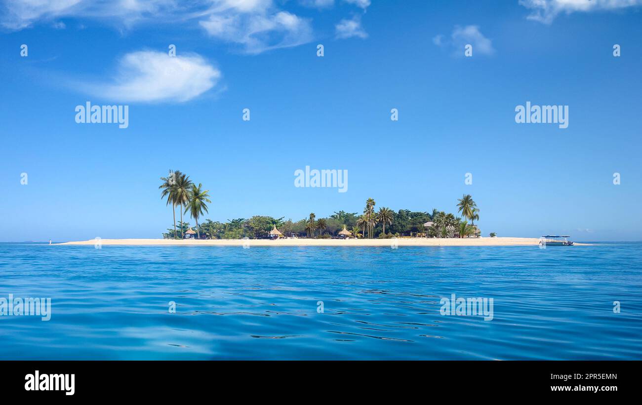 Kleine tropische Insel umgeben von blauem Wasser Stockfoto