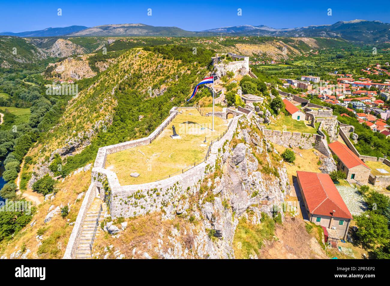 Die Festung Knin bietet einen unvergleichlichen Blick auf den Fluss Krka, die zweitgrößte Festung in Kroatien Stockfoto