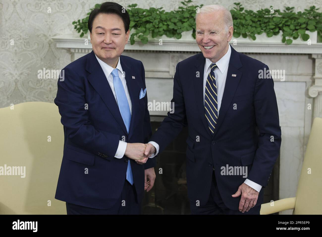 Washington, Usa. 26. April 2023. Der südkoreanische Präsident Yoon Suk Yeol (L) und Präsident Joe Biden geben sich die Hand, während sie während eines offiziellen Staatsbesuchs in Washington am Mittwoch, den 26. April 2023, ein bilaterales Treffen im Oval Office abhalten. Yoon ist am zweiten Tag eines dreitägigen Besuchs in DC. Foto: Oliver Contreras/UPI Credit: UPI/Alamy Live News Stockfoto