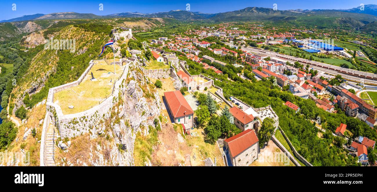 Stadt Knin und Festung aus der Vogelperspektive, zweitgrößte Festung in Kroatien Stockfoto