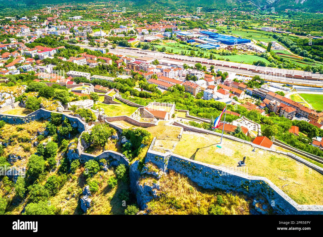 Die Stadt Knin und die Festung Knin, die zweitgrößte Festung in Kroatien, aus der Vogelperspektive Stockfoto