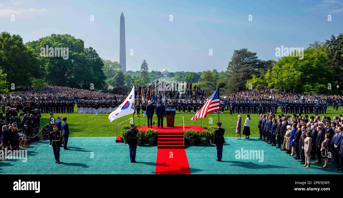 Washington, USA. 26. April 2023. Präsident Joe Biden steht mit Präsident Yoon Suk Yeol von der Republik Korea bei einer offiziellen Ankunftszeremonie auf dem südlichen Rasen des Weißen Hauses am Mittwoch, den 26. April 2023. (POOLFOTO von Doug Mills/The New York Times) Kredit: Abaca Press/Alamy Live News Stockfoto