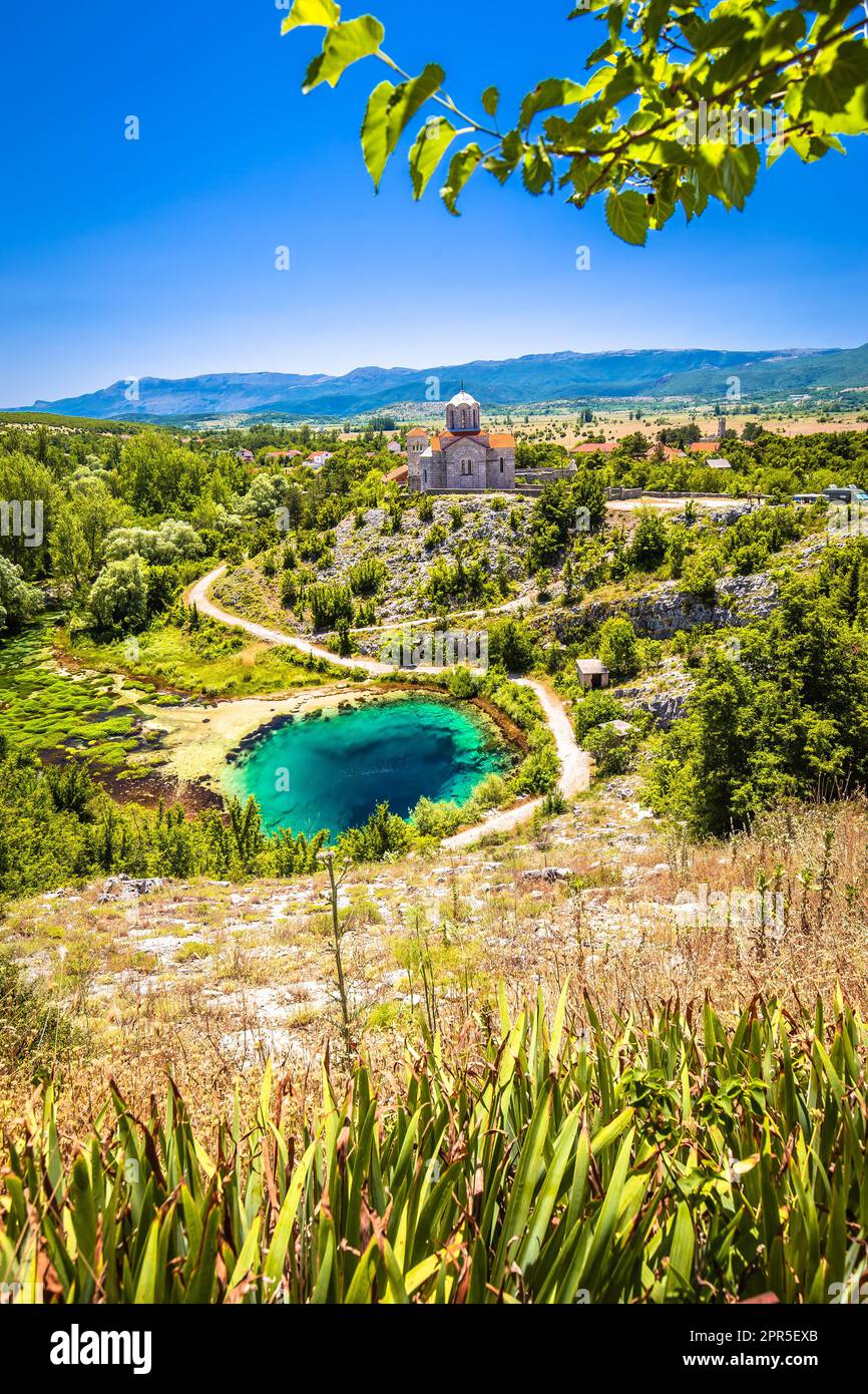 Cetina Quelle Wasserloch und orthodoxe Kirche Ansicht, dalmatinische Zagora Region von Kroatien Stockfoto