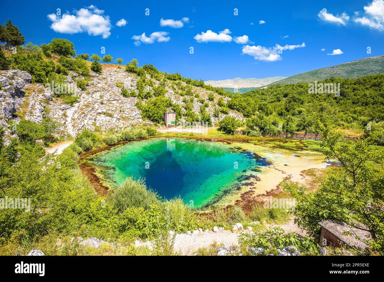 Die Quelle des Flusses Cetina oder das Auge der Erde, dalmatinisches Hinterland von Kroatien Stockfoto